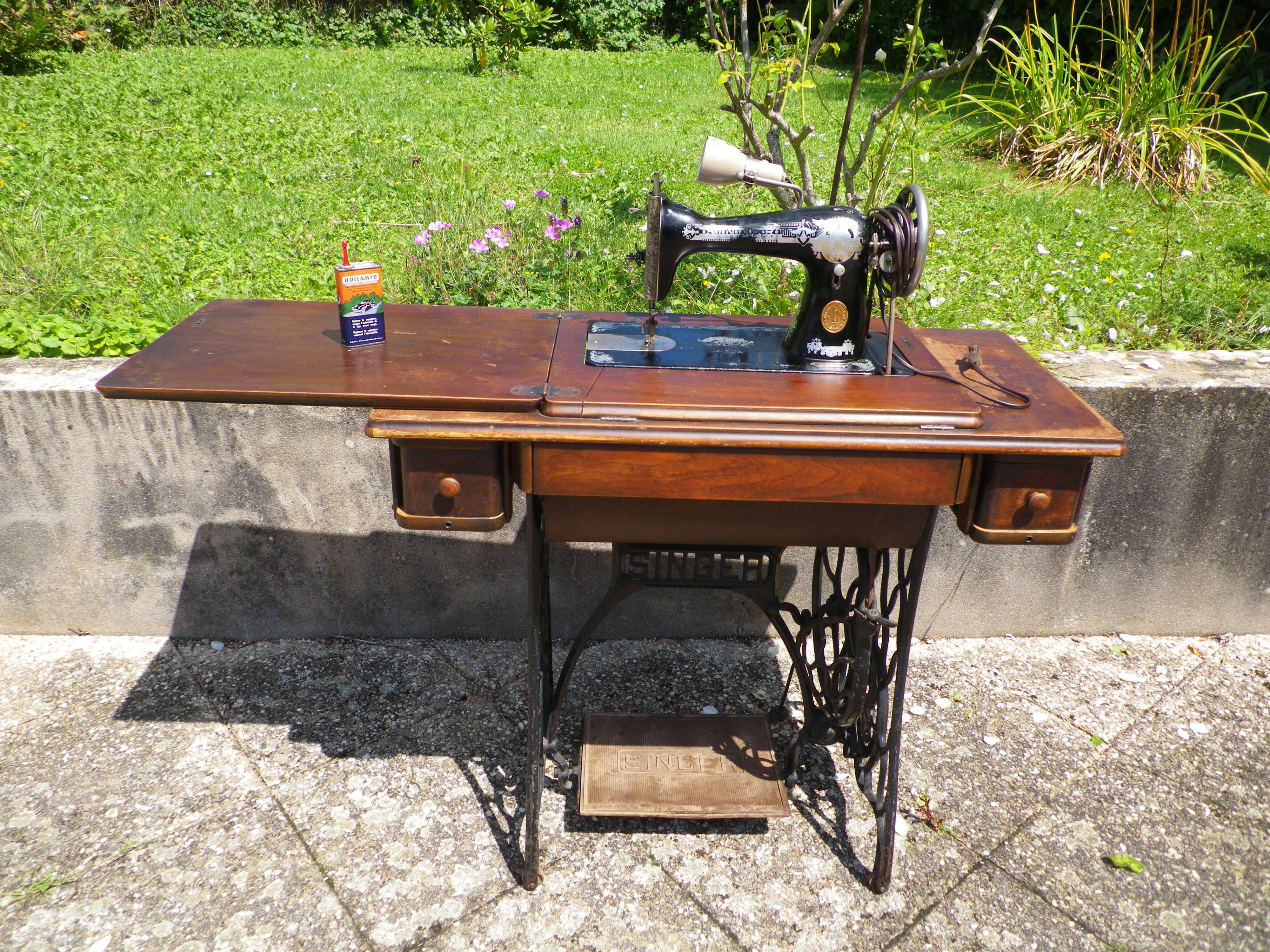 Singer sewing machine, 1928