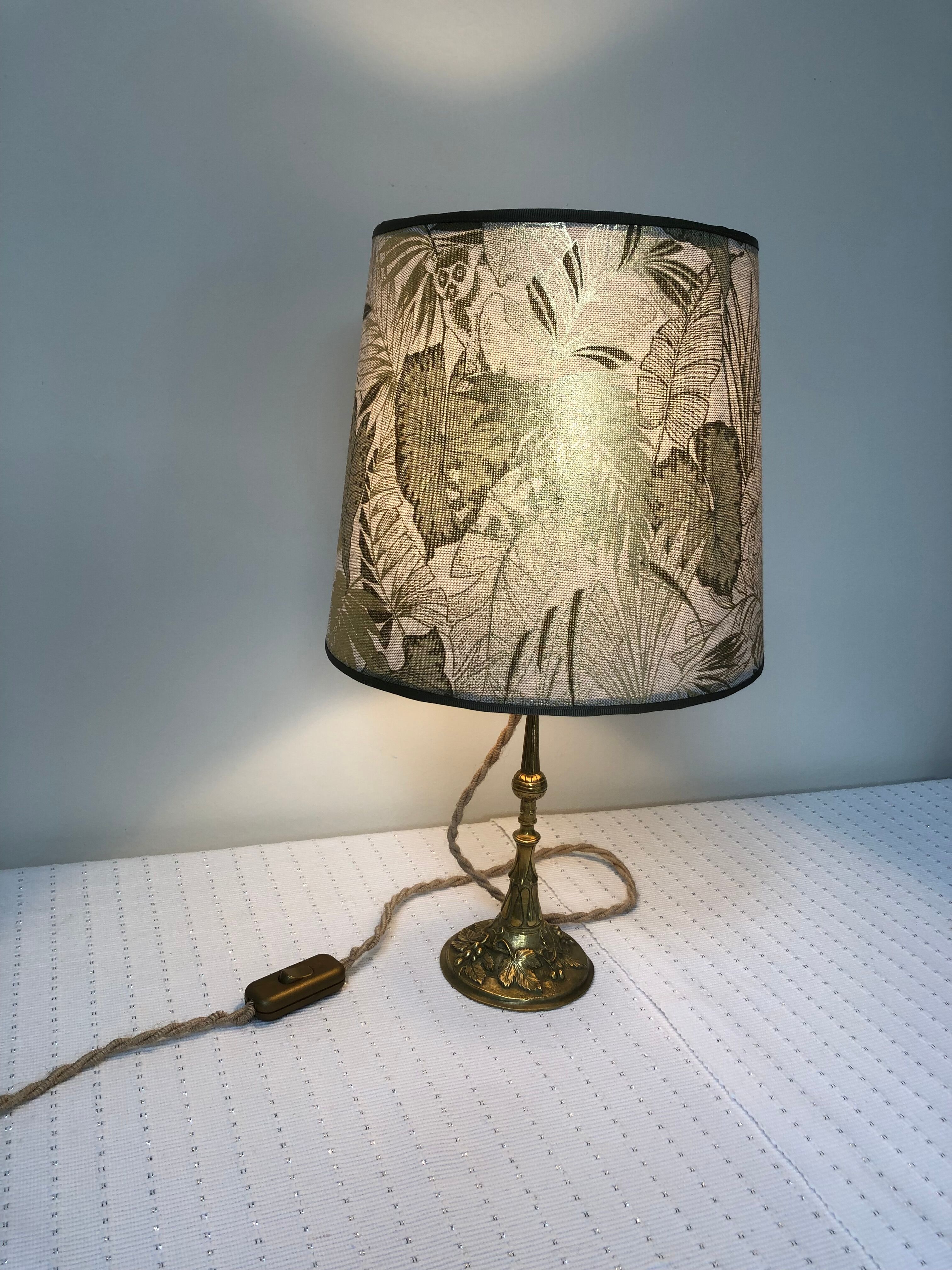 Brass foot table lamp