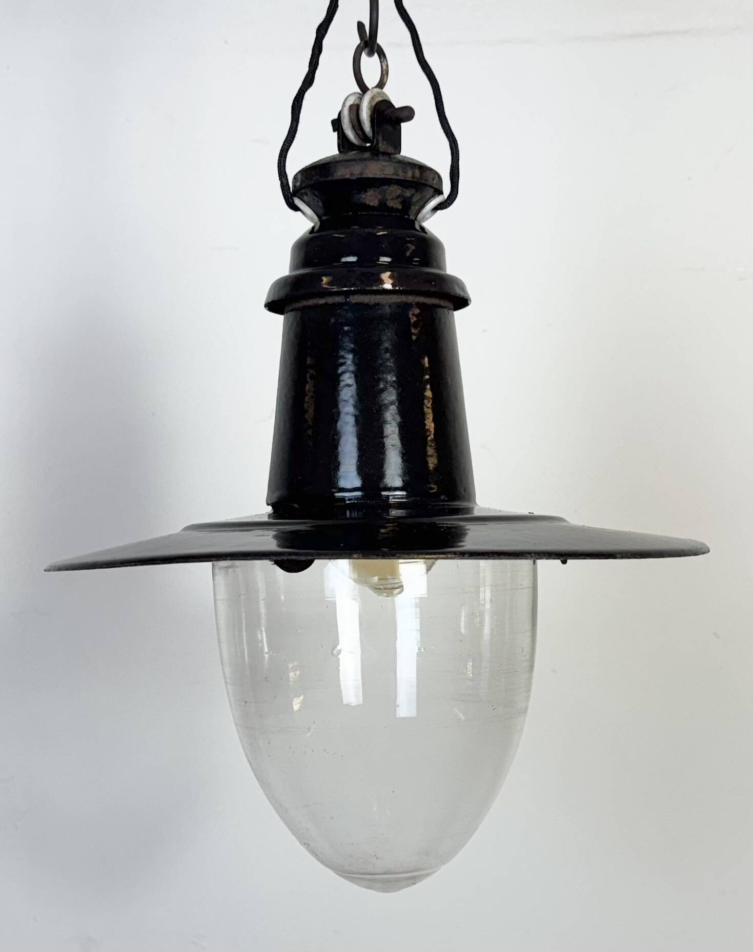 Lampe à suspension industrielle allemande en émail noir avec couvercle en verre, années 1930