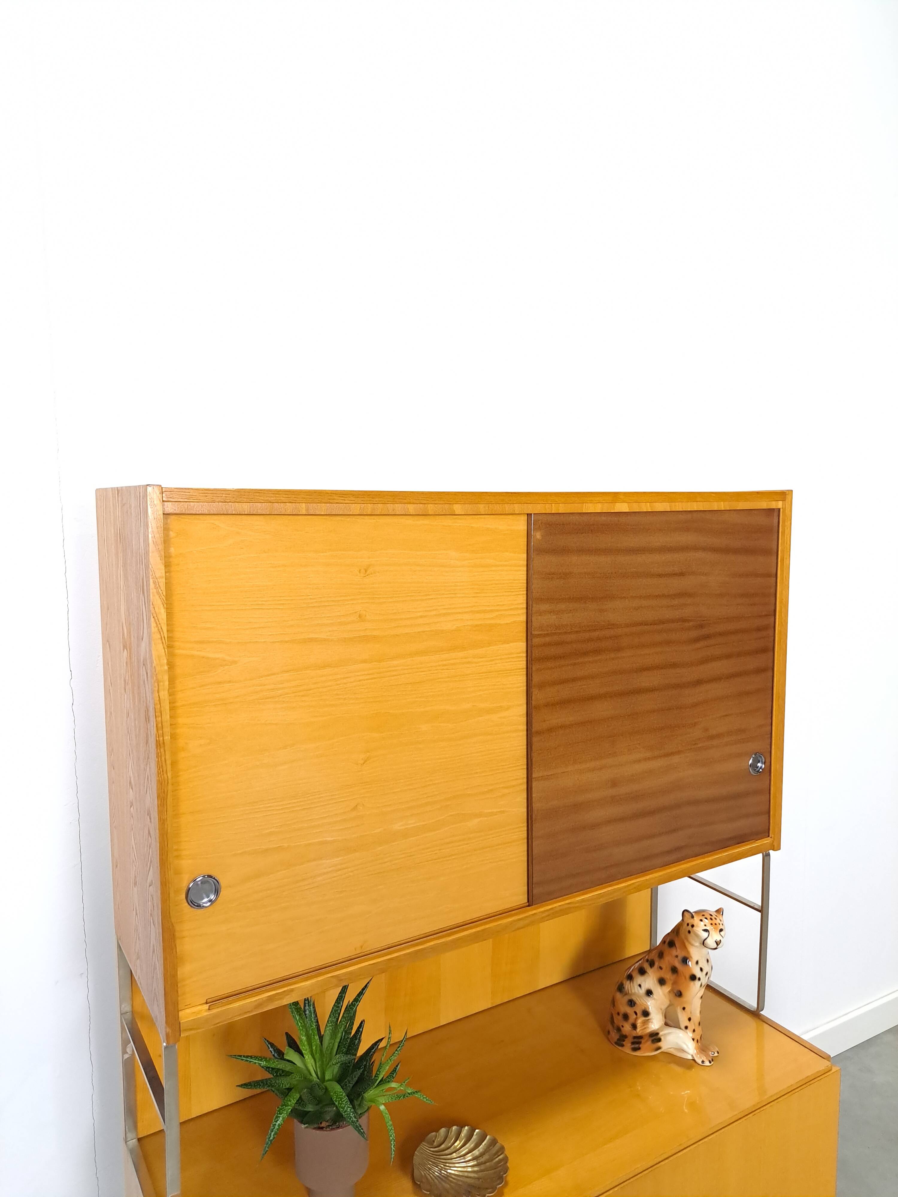 Jitona design vitrinekast met 2 kleuren fineer en schuifdeuren