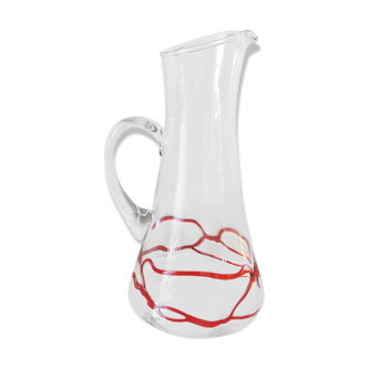 Carafe en verre avec filets de verre rouge