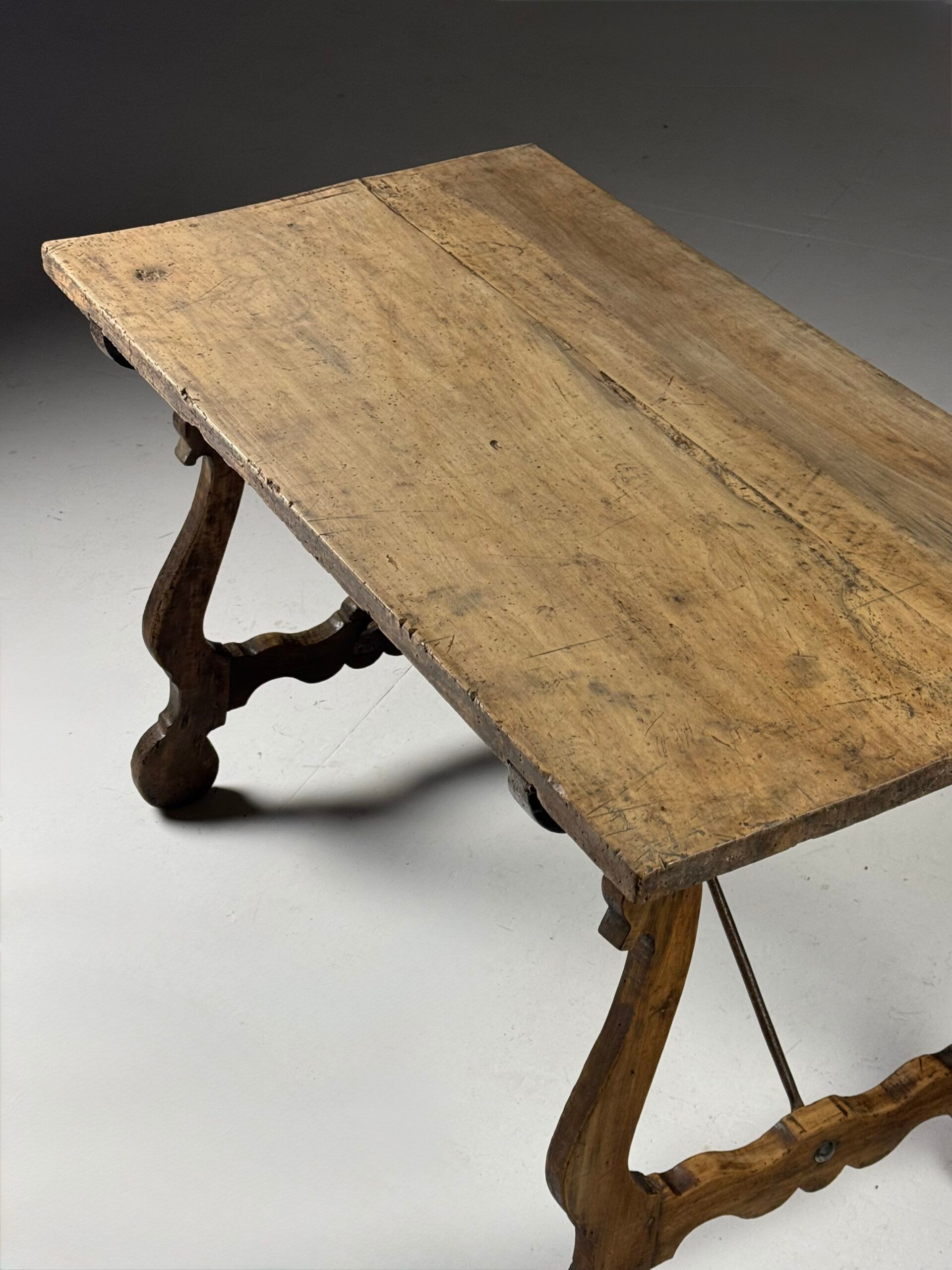Table espagnole du 19ème siècle
