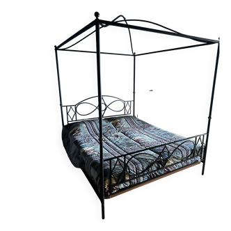 Canopy bed