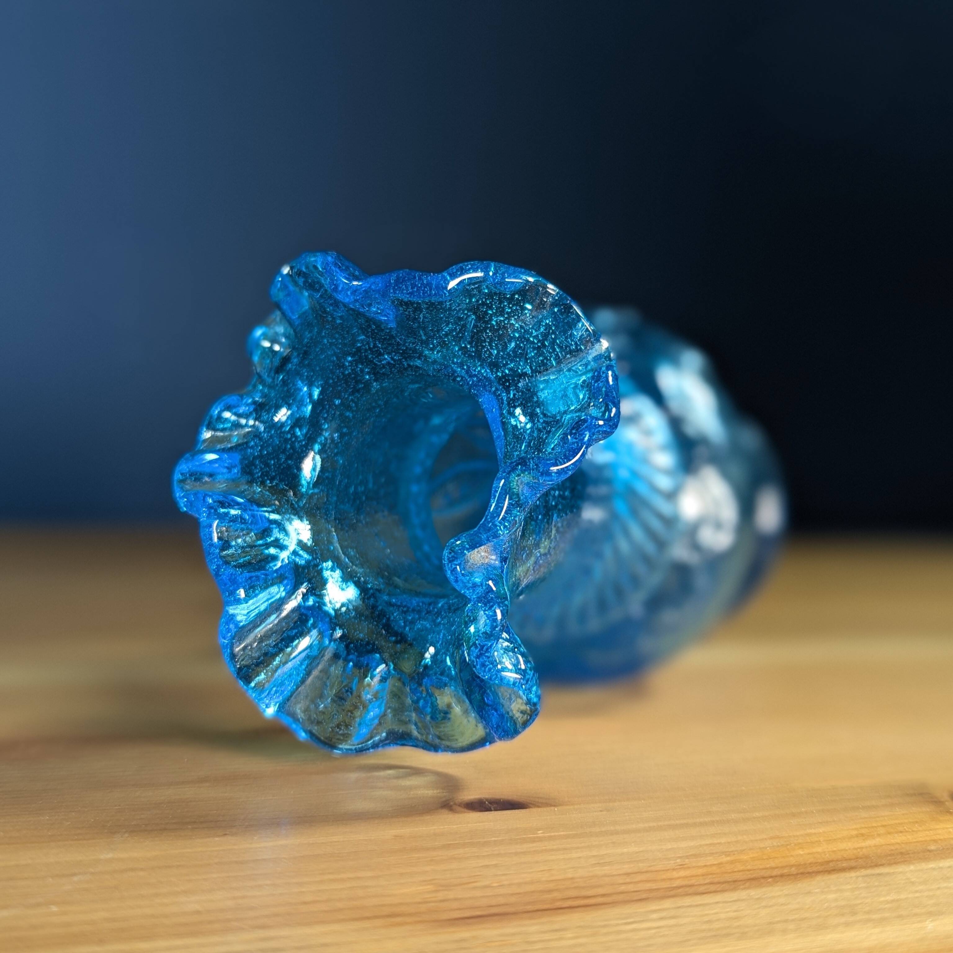 Petit vase Empoli en verre bleu à décor de branches et fruits en relief 16c