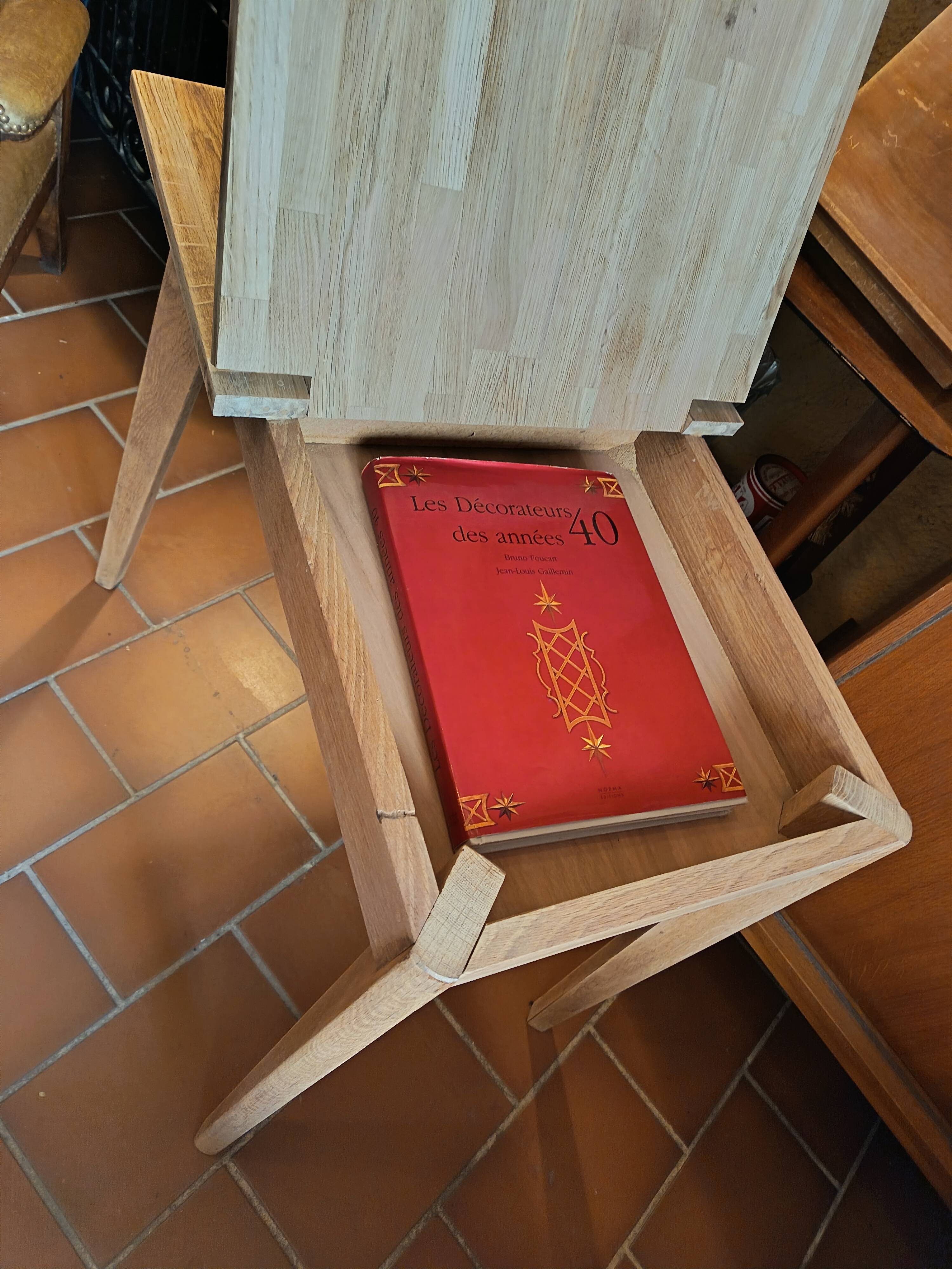 Scandinavian table with a system