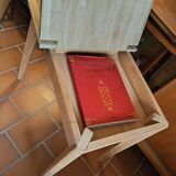 Scandinavian table with a system