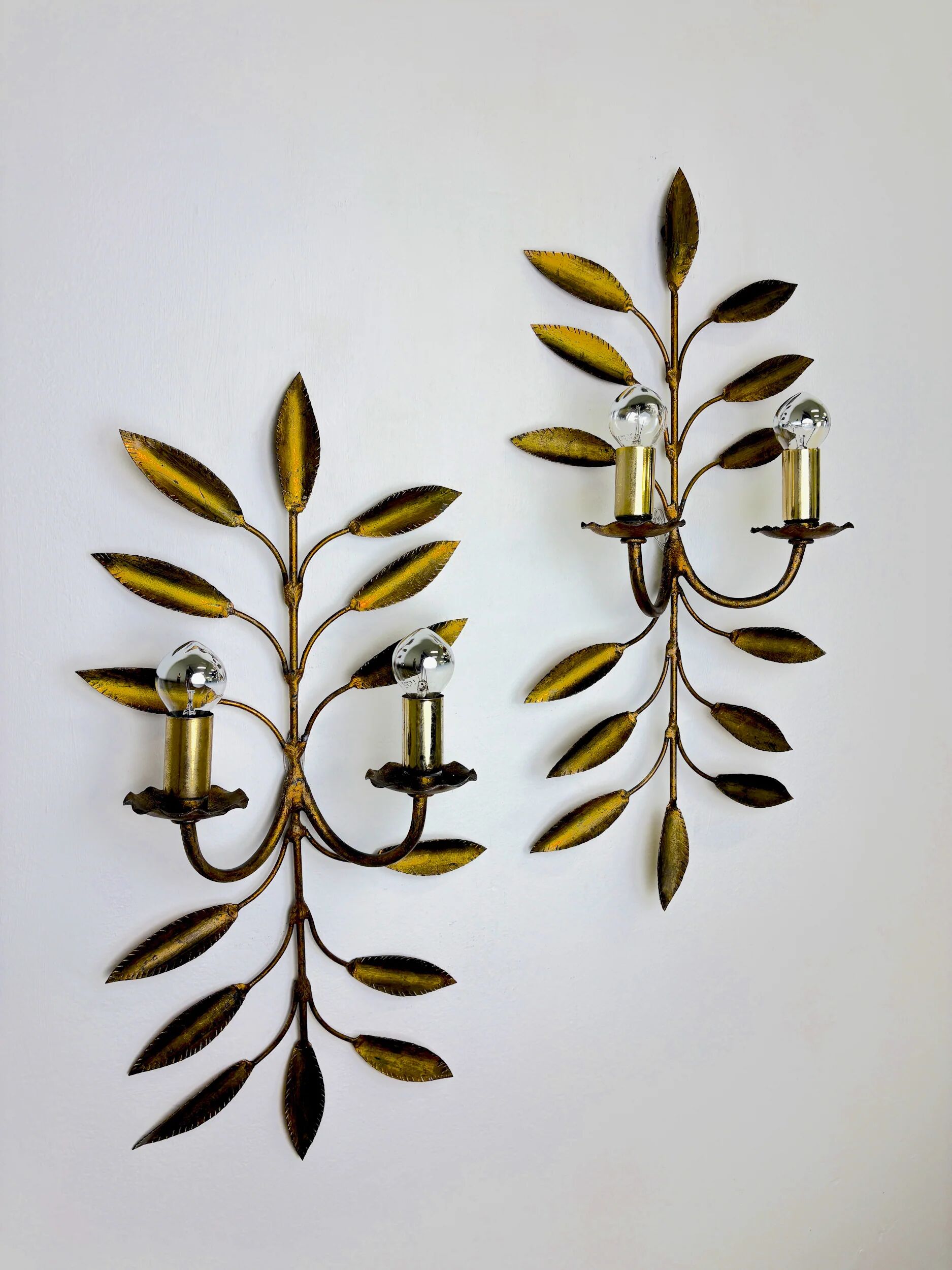 Pair of floral gilded Florentine wall sconces, large mid-century design, Italy 1960s