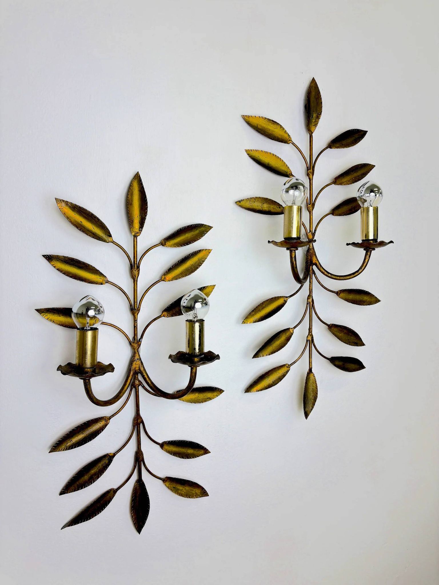 Pair of floral gilded Florentine wall sconces, large mid-century design, Italy 1960s