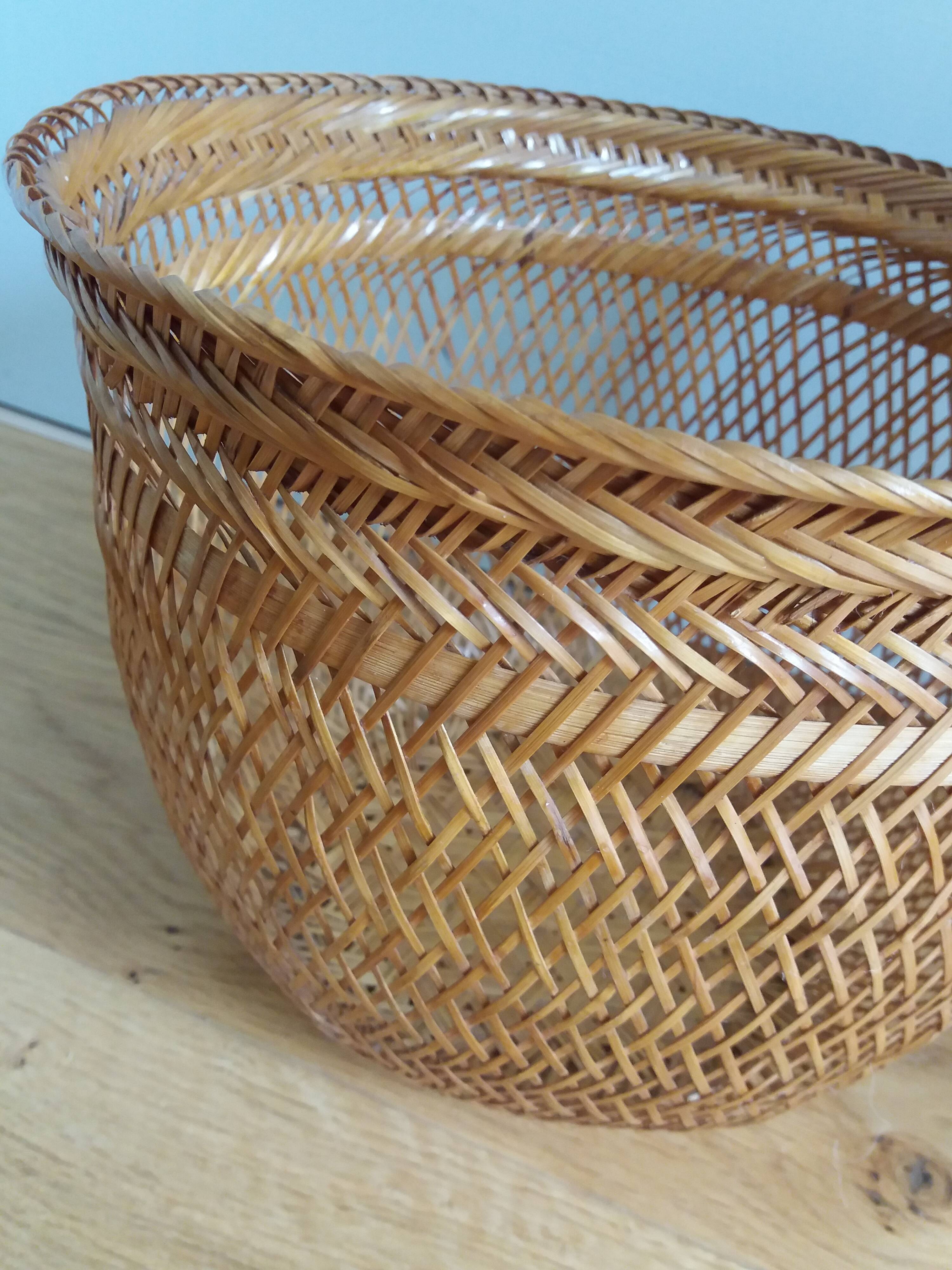 Basket basket in woven rattan wicker