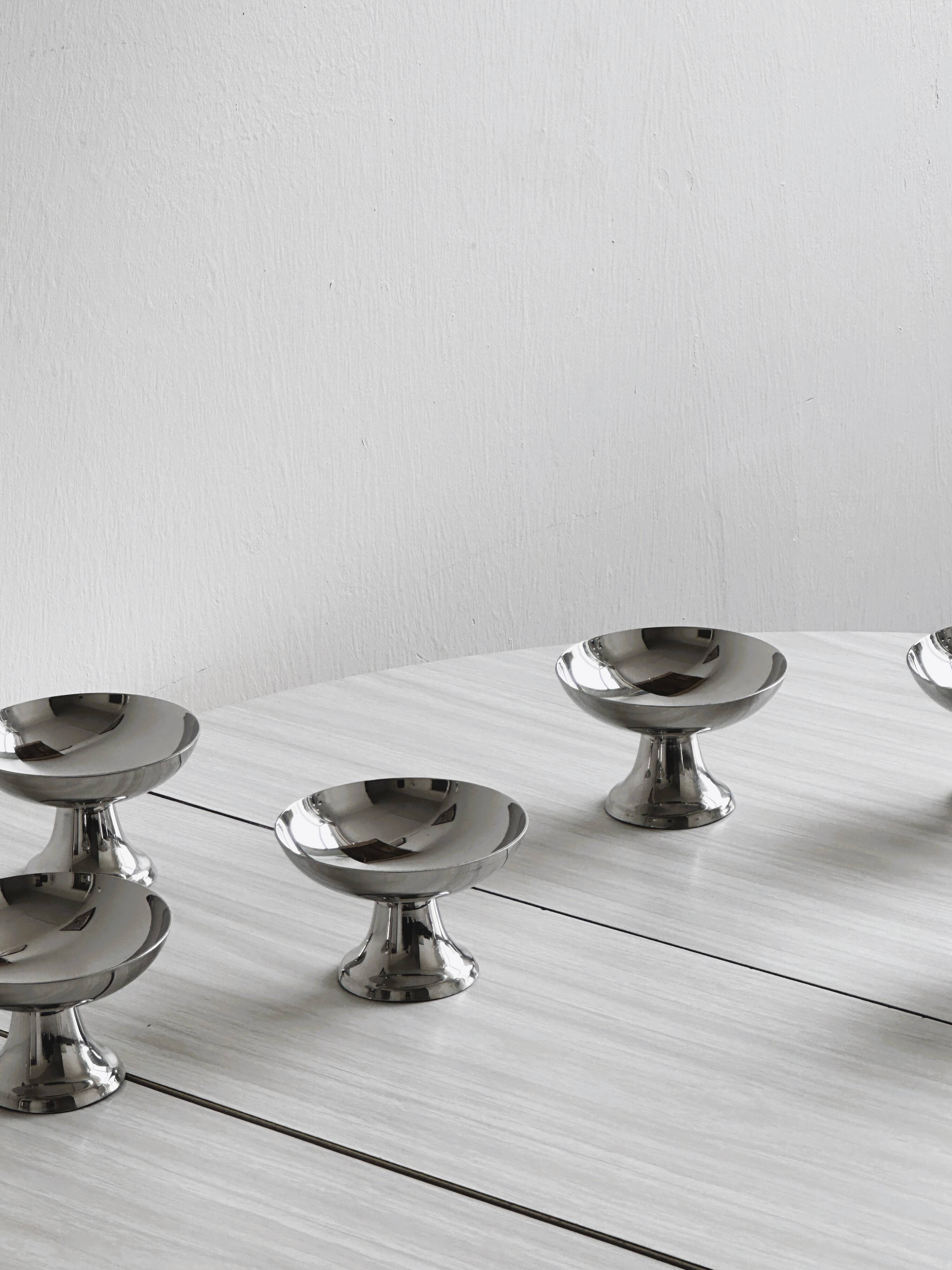 6 silver-plated metal bowls.