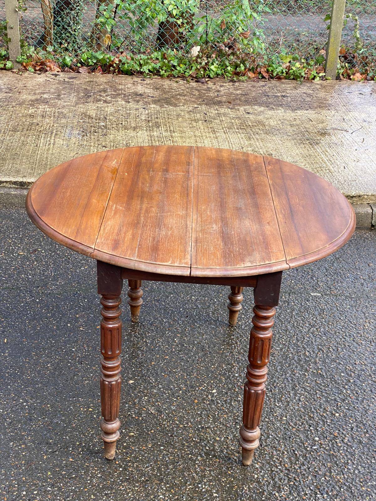 Louis Philippe round table with leaves, solid wood, 19th century, 95cm.