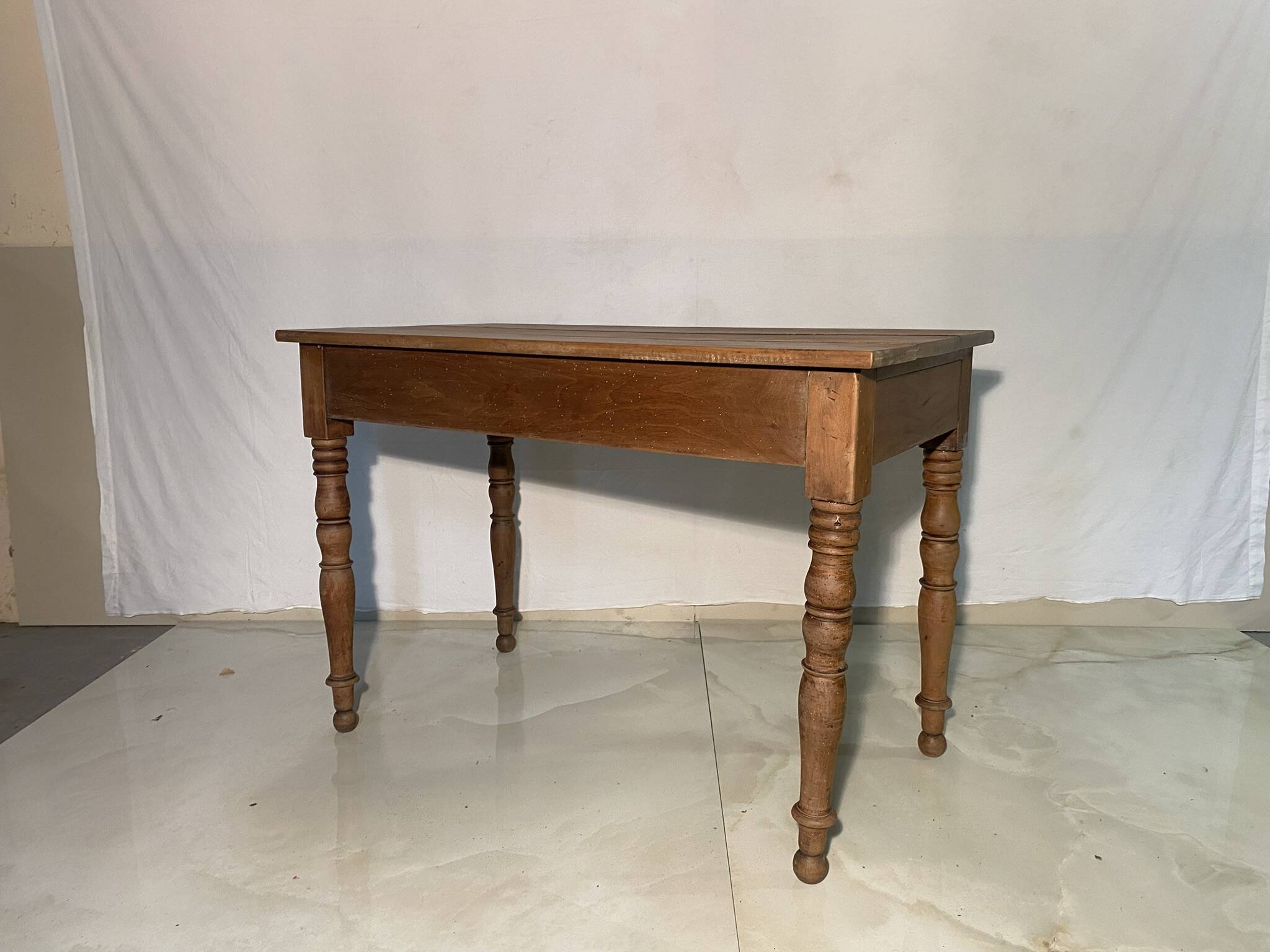 Vintage solid wood desk table - Elegant turned legs