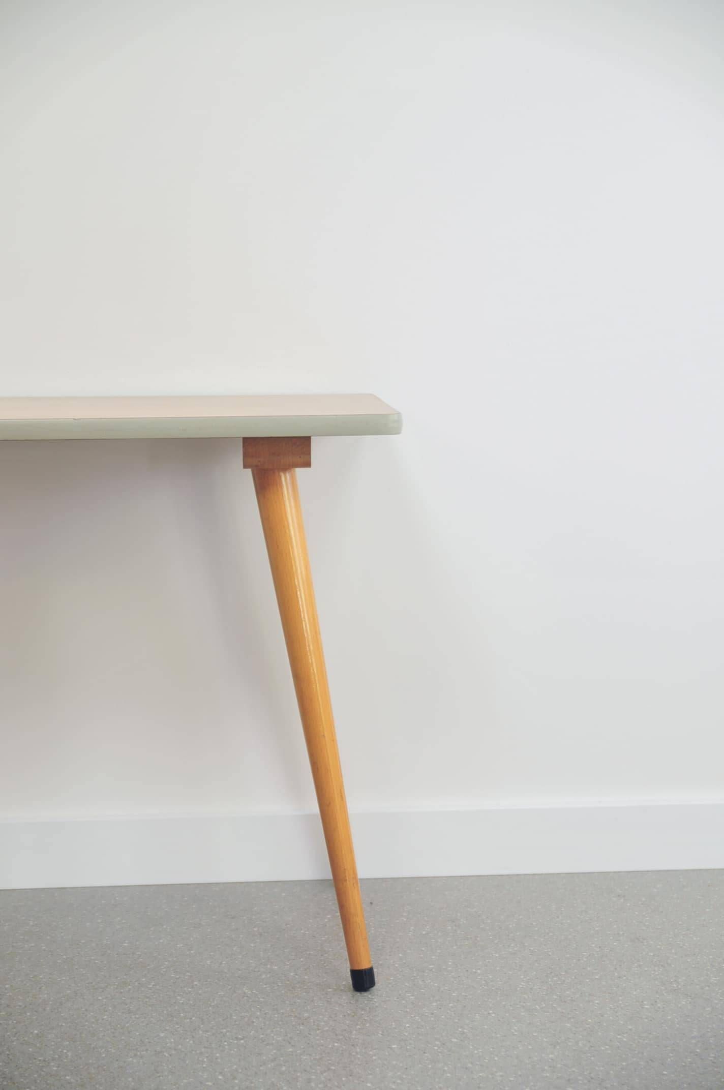 Table d'appoint en bois vintage avec pieds coniques