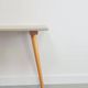 Table d'appoint en bois vintage avec pieds coniques