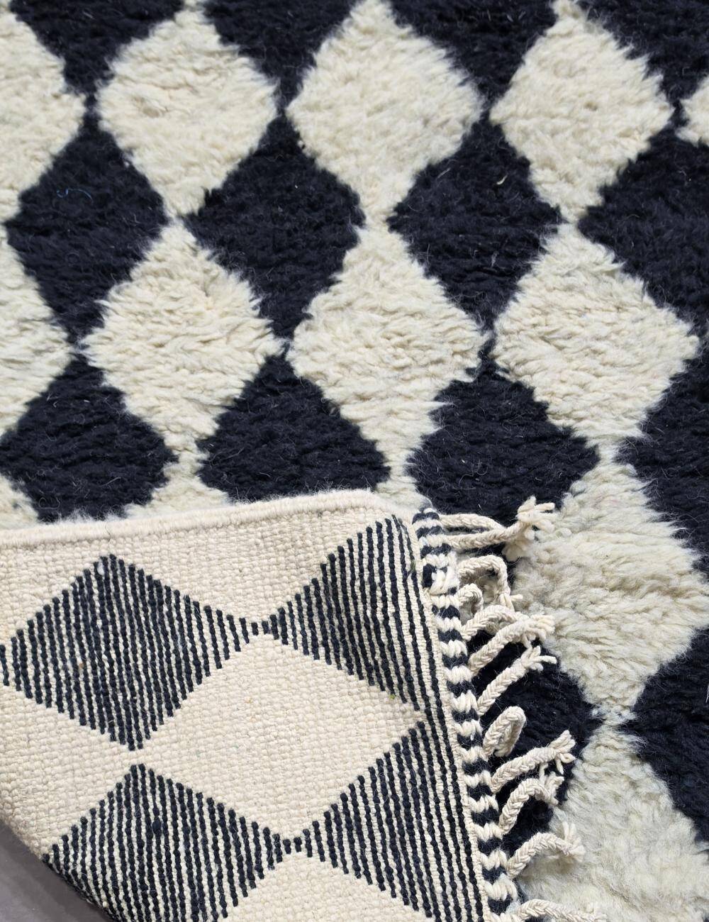 Black and white checkered rug - 300 x 260 cm