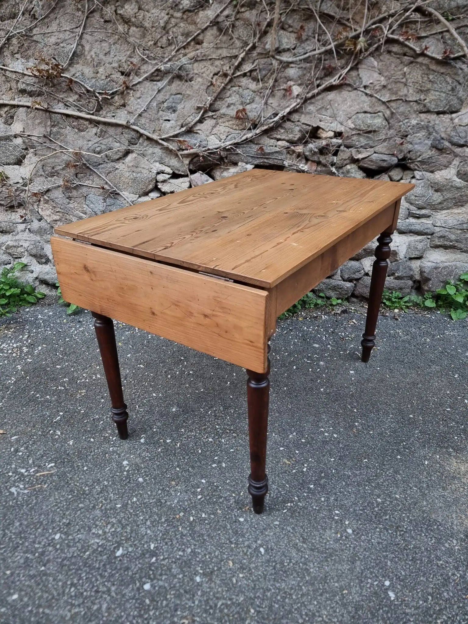 Vintage pine table with drop-leaf extension and turned beech legs, France, 1930s.