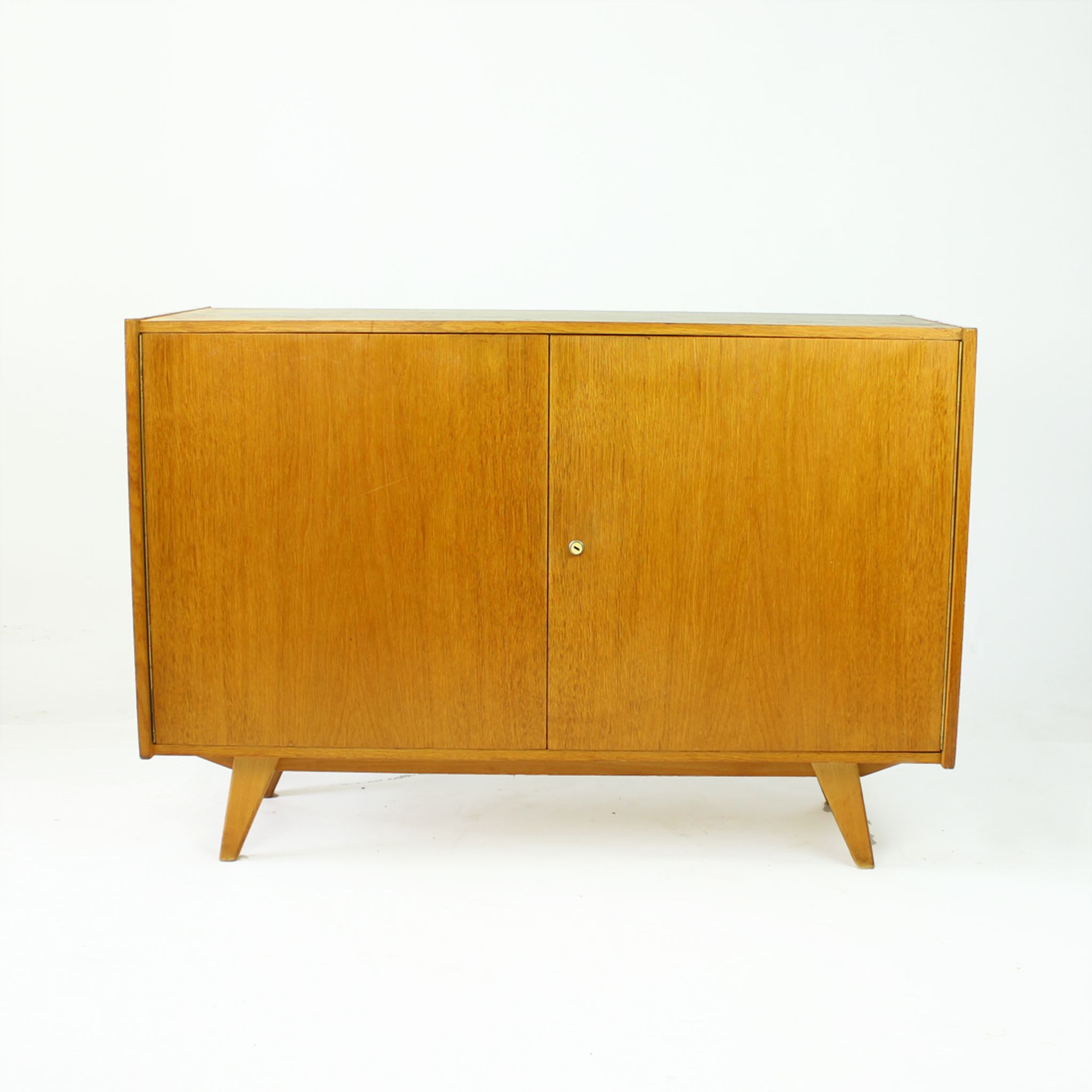 Buffet U 450 de Jiri Jiroutek , Interier Praha, Tchécoslovaquie années 1960