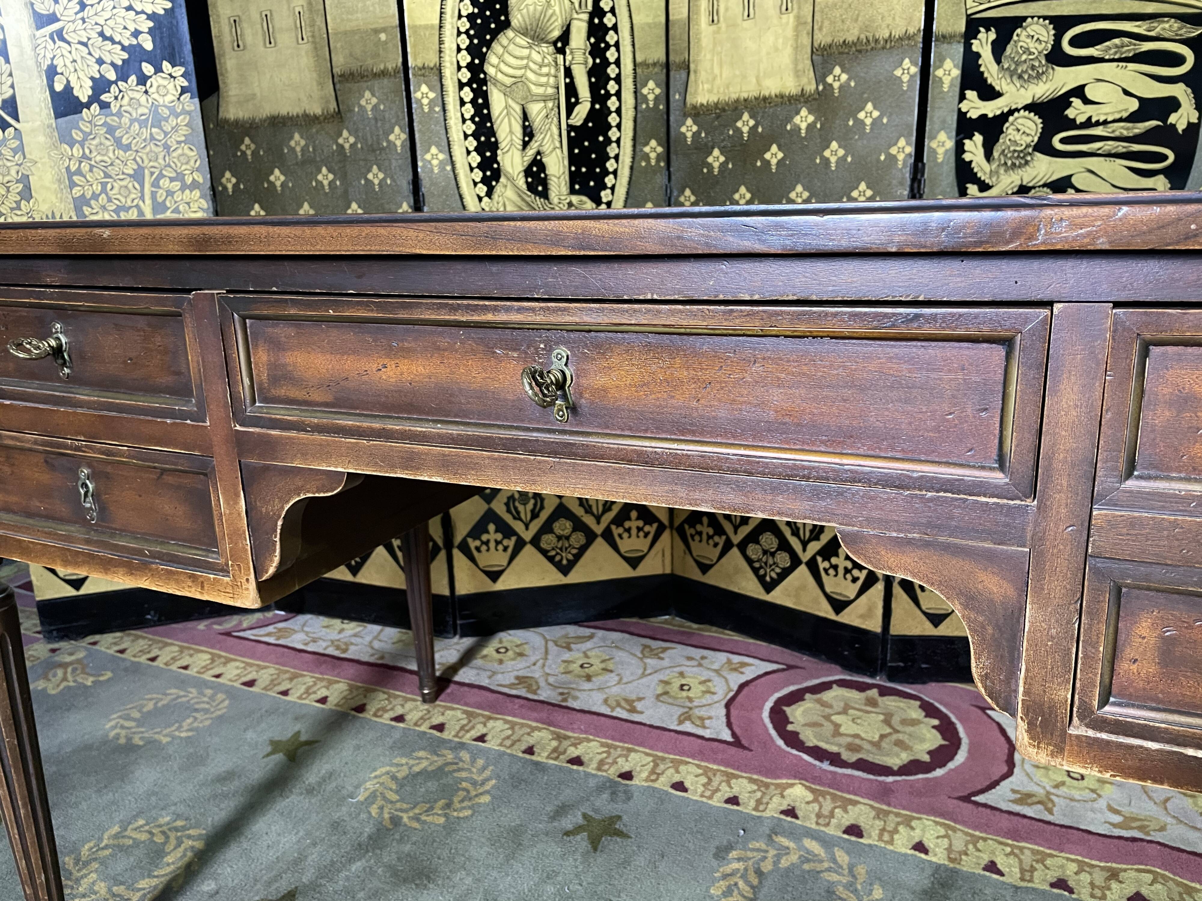 Bureau plat de style Louis XV