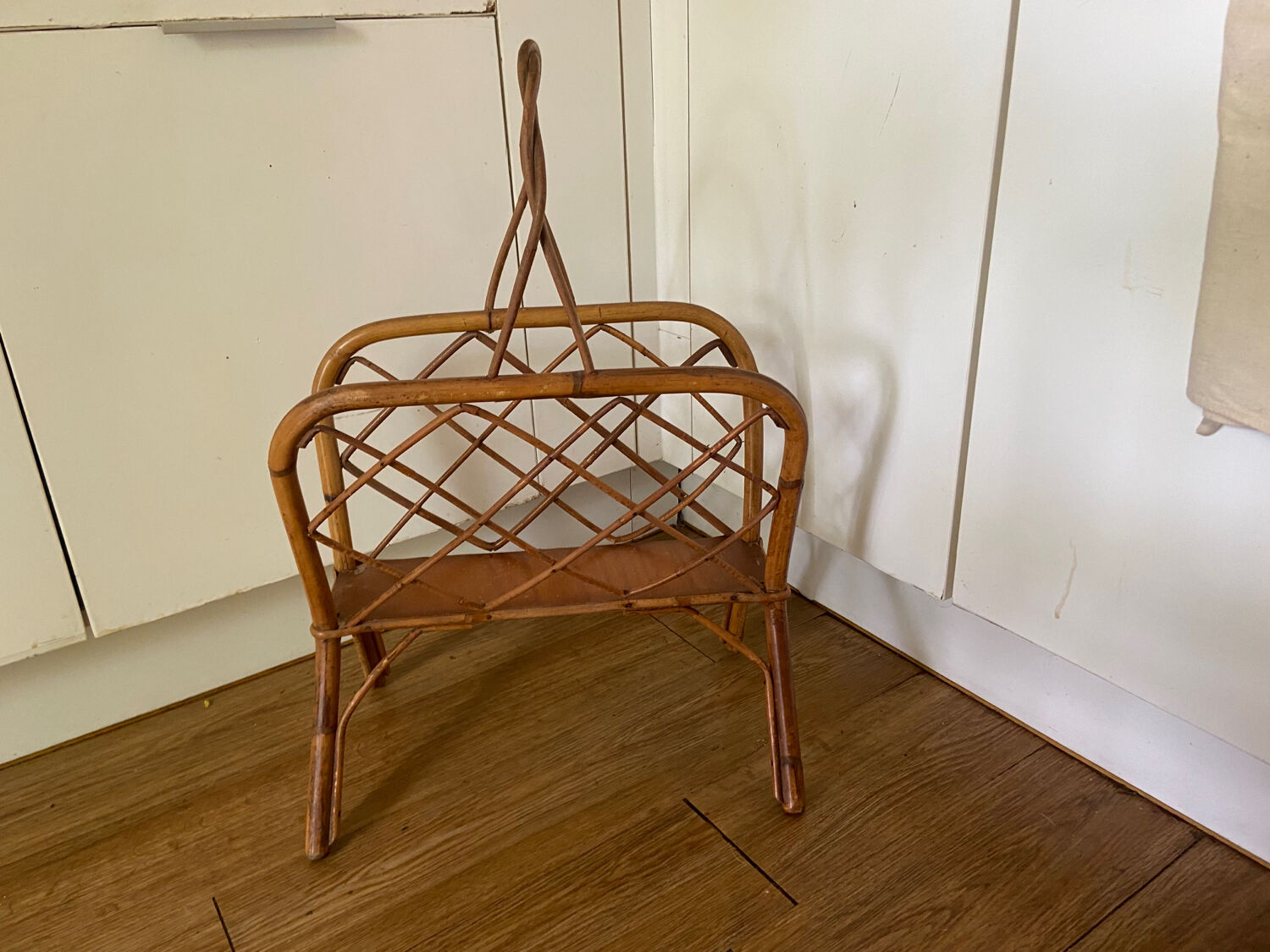 Porte revue en rotin vintage