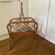 Porte revue en rotin vintage