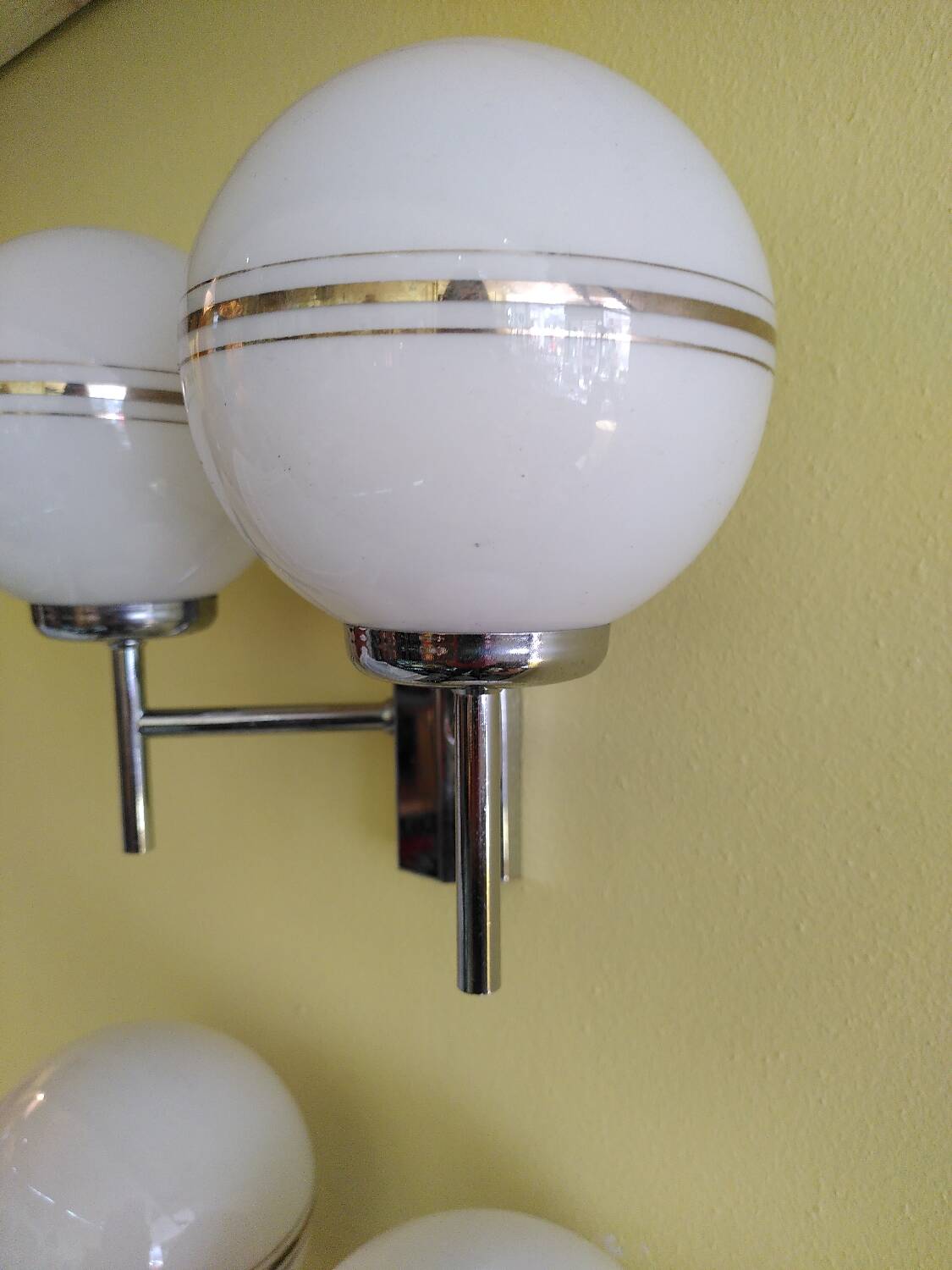 Paire d'appliques vintage, opaline et chrome