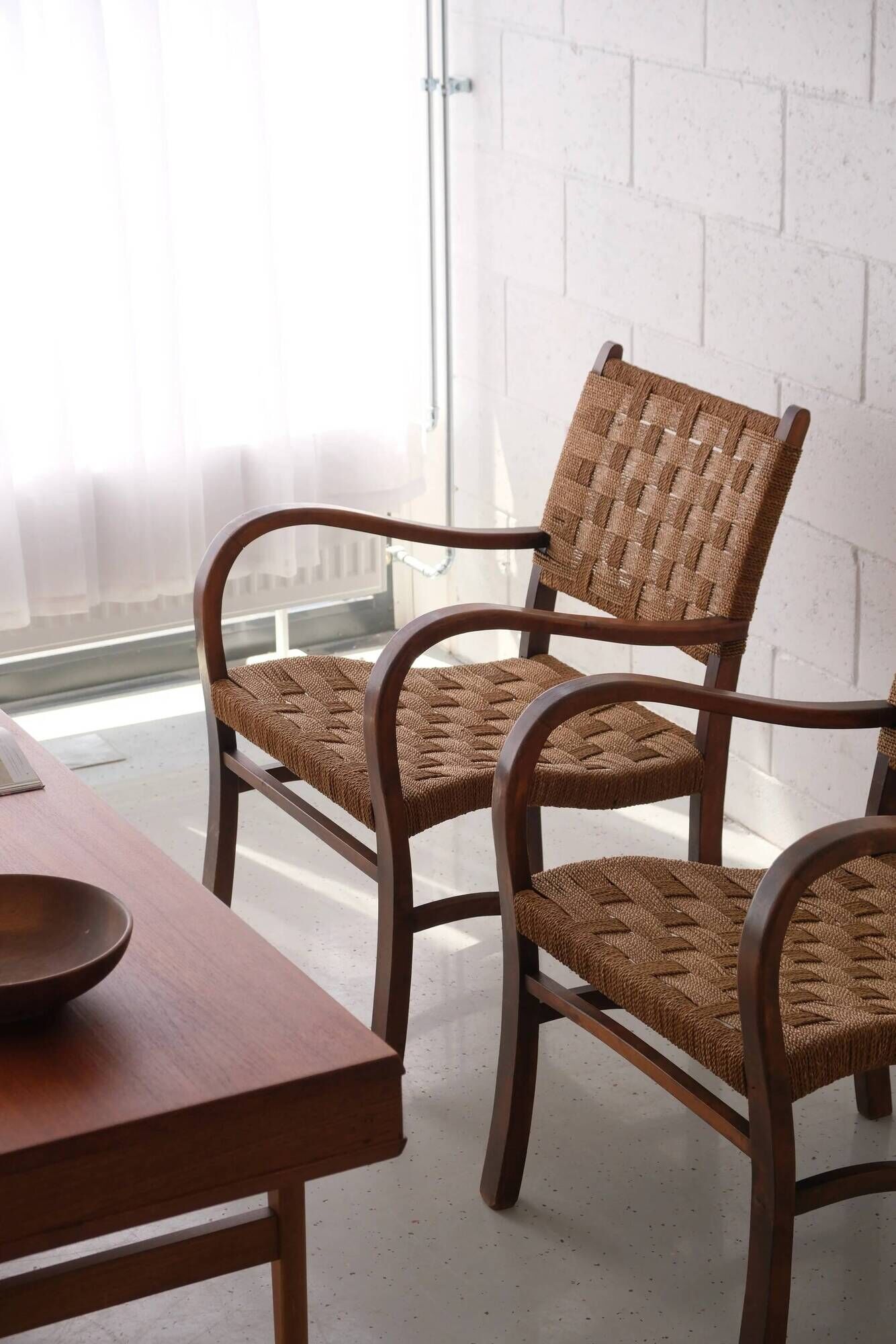 2 lounge chairs with cord