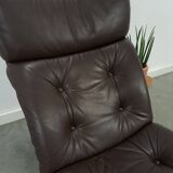 Bruin leren fauteuil met houten onderstel