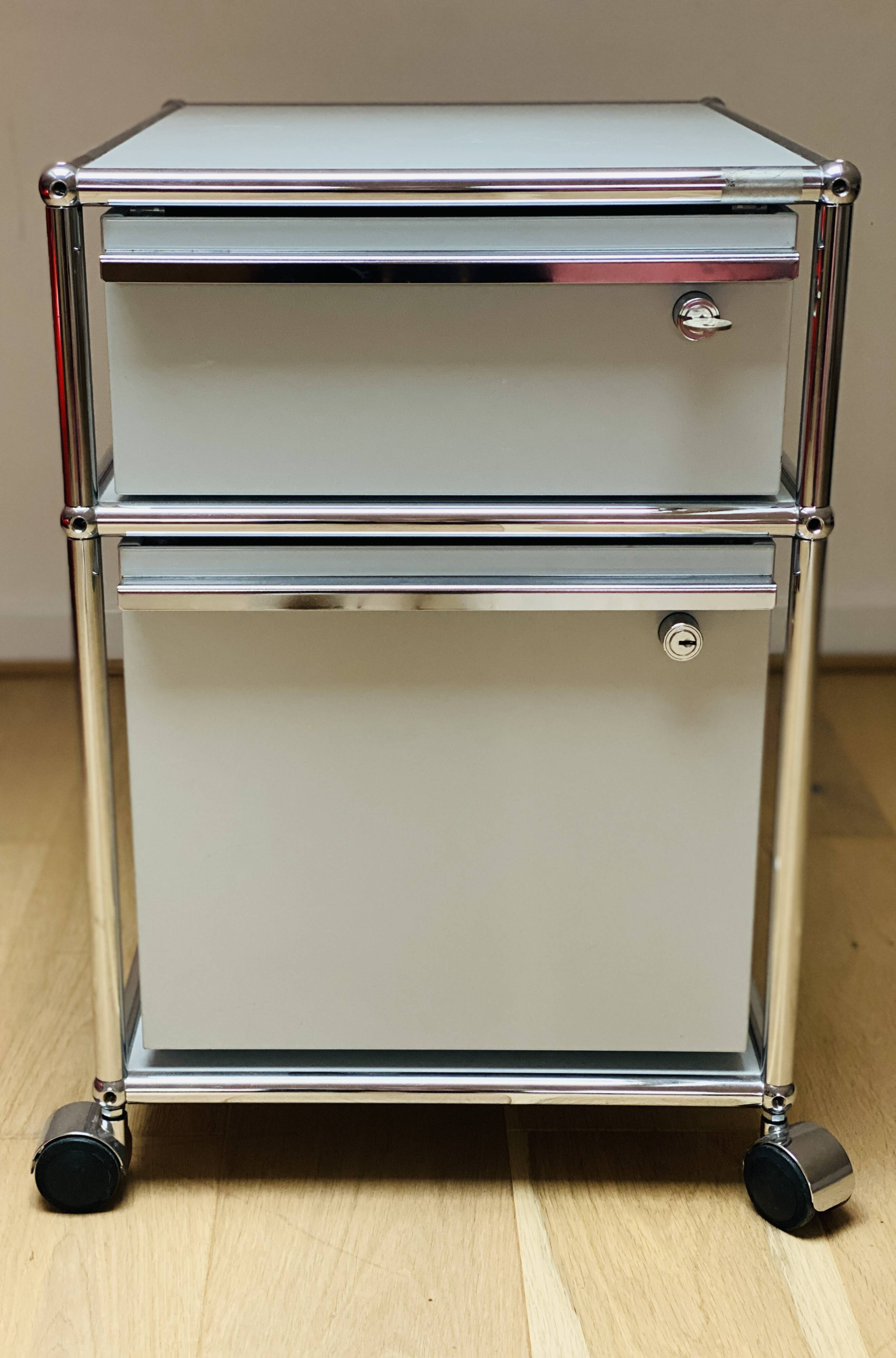 USM box unit on casters
