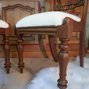Paire de chaises anglaise style régence, tissu bouclette blanc