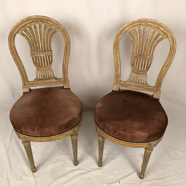 Paire de chaises à dossier montgolfière de style Louis XVI