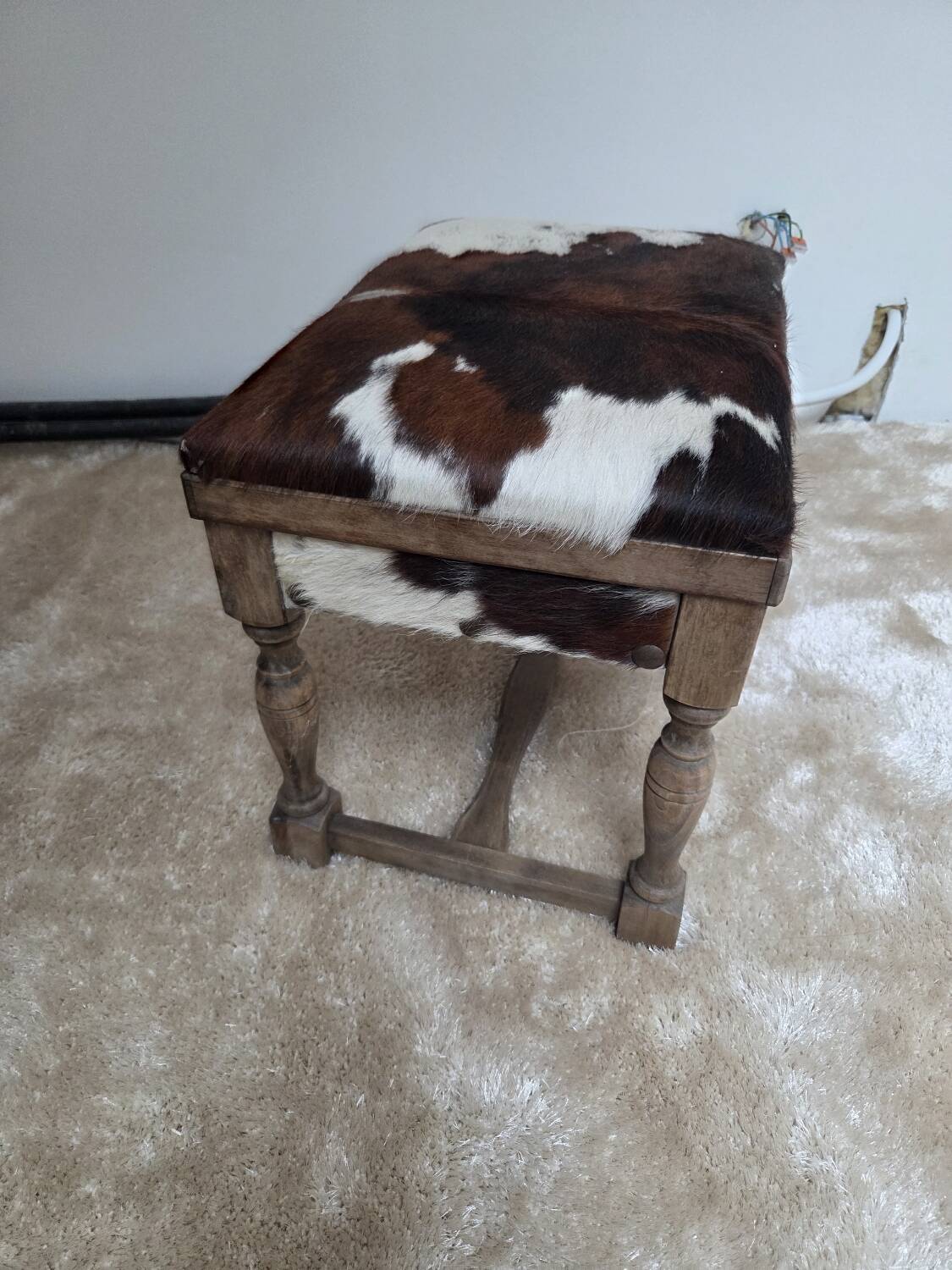 Tabouret coffre vintage en bois et peau de vache