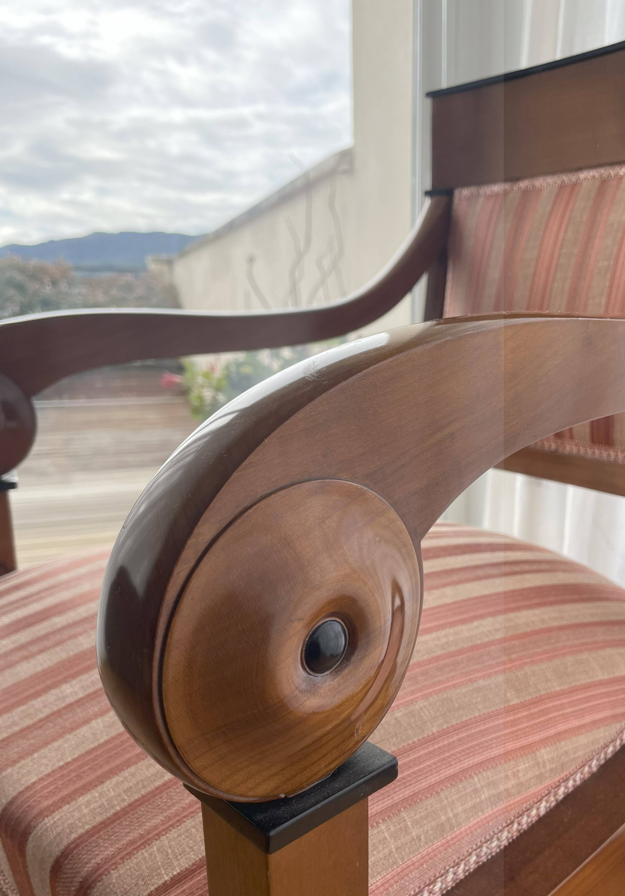 Fauteuil en bois, style Empire – tissu rayé