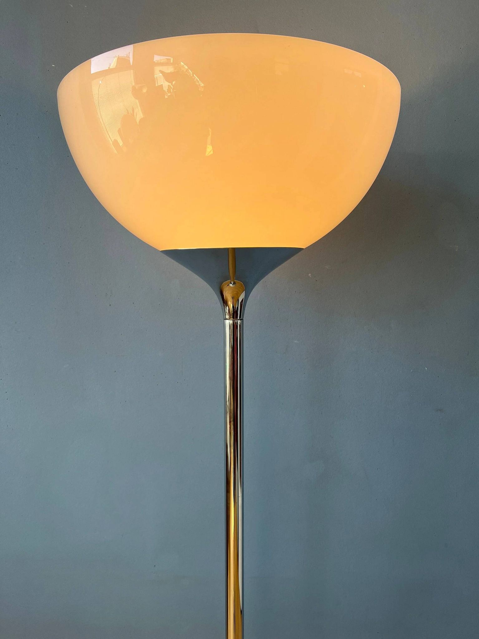 Guzzini Flash Space Age floor lamp with a chrome base and white acrylic shade.