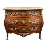 Commode galbée de style Louis XV en marqueterie et bronzes dorés, XIXe s.