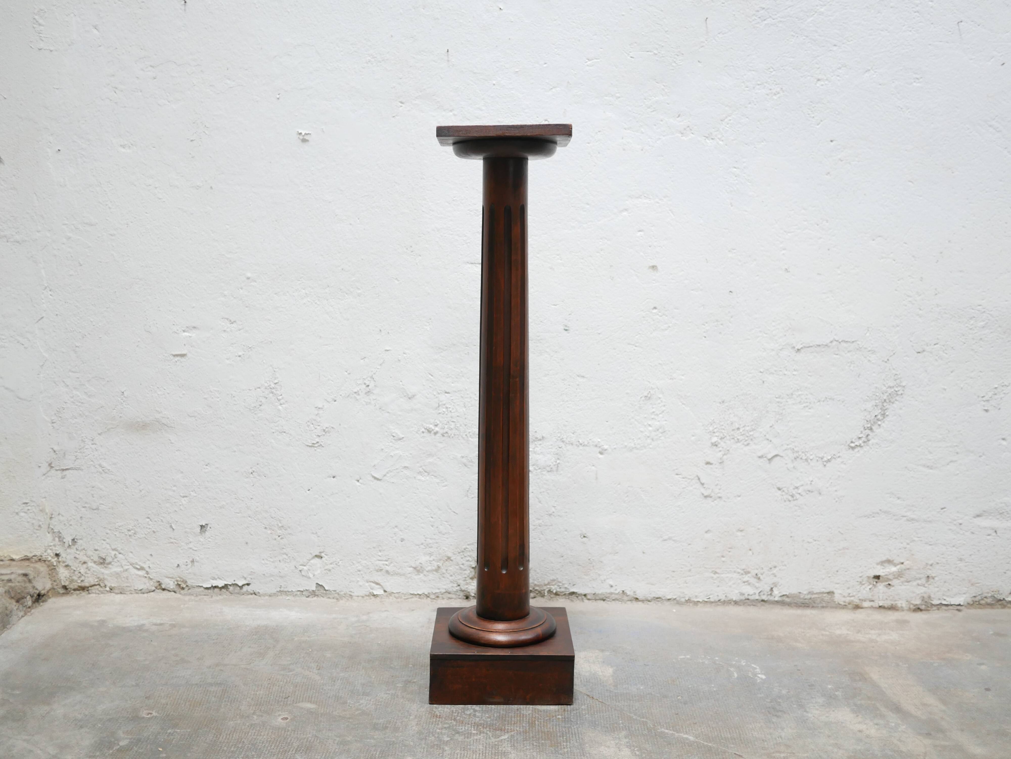 Colonne ancienne en bois
