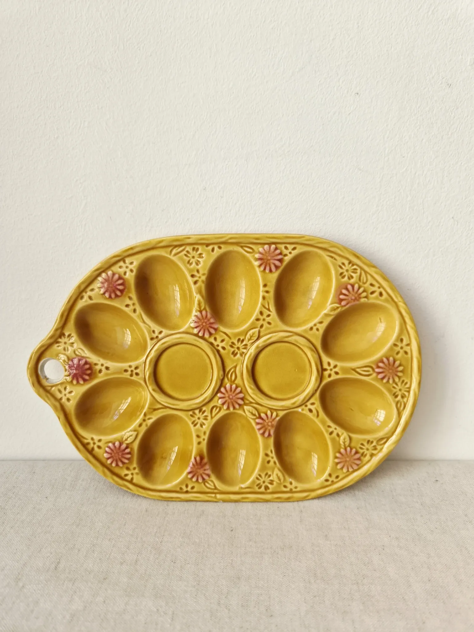 Vintage egg plate in majolica - 1970s