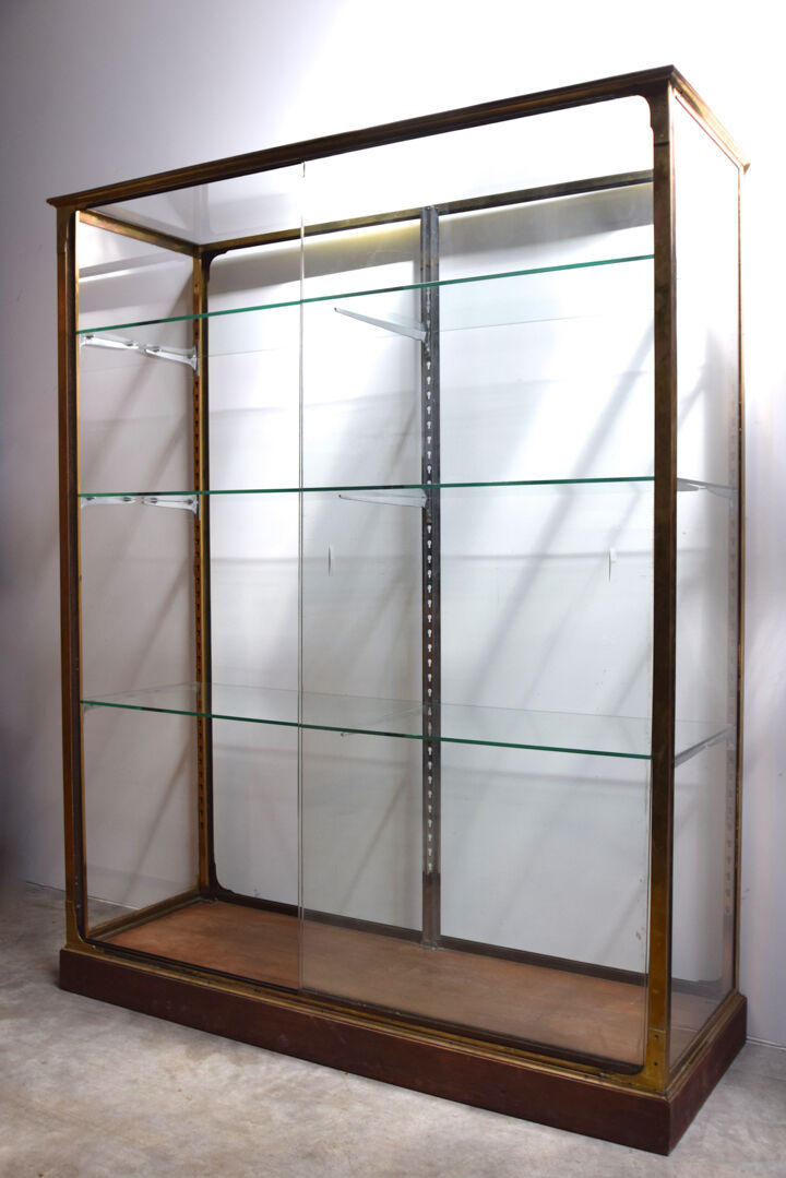 Display case 1900