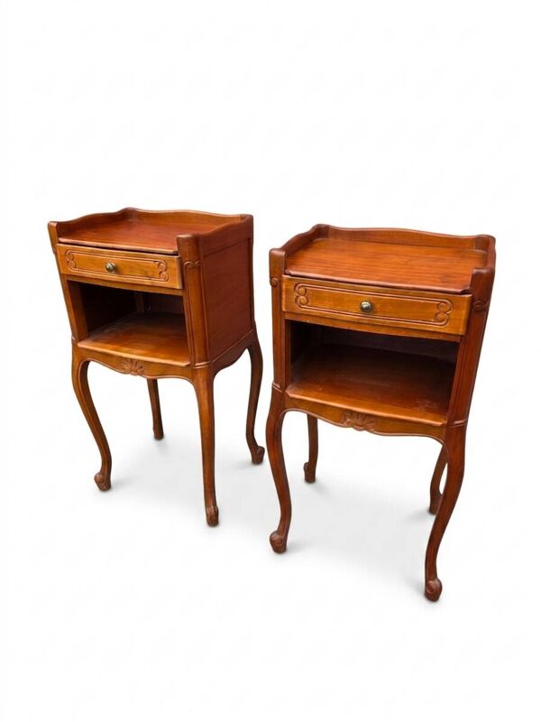 Paire de tables de chevet style Louis XV en merisier