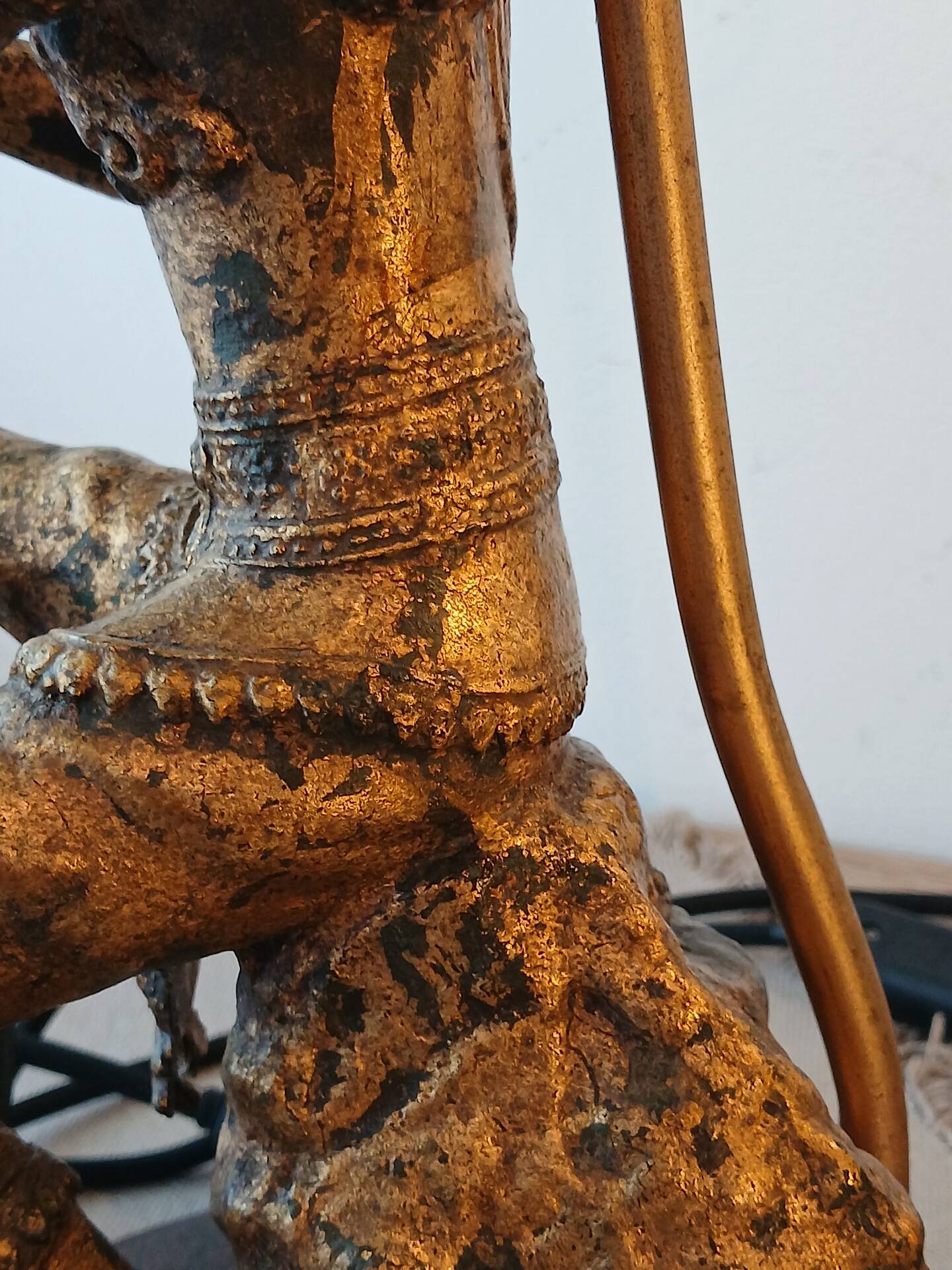 Unique and monumental Siamese bronze lamp from the 19th century, stamped.