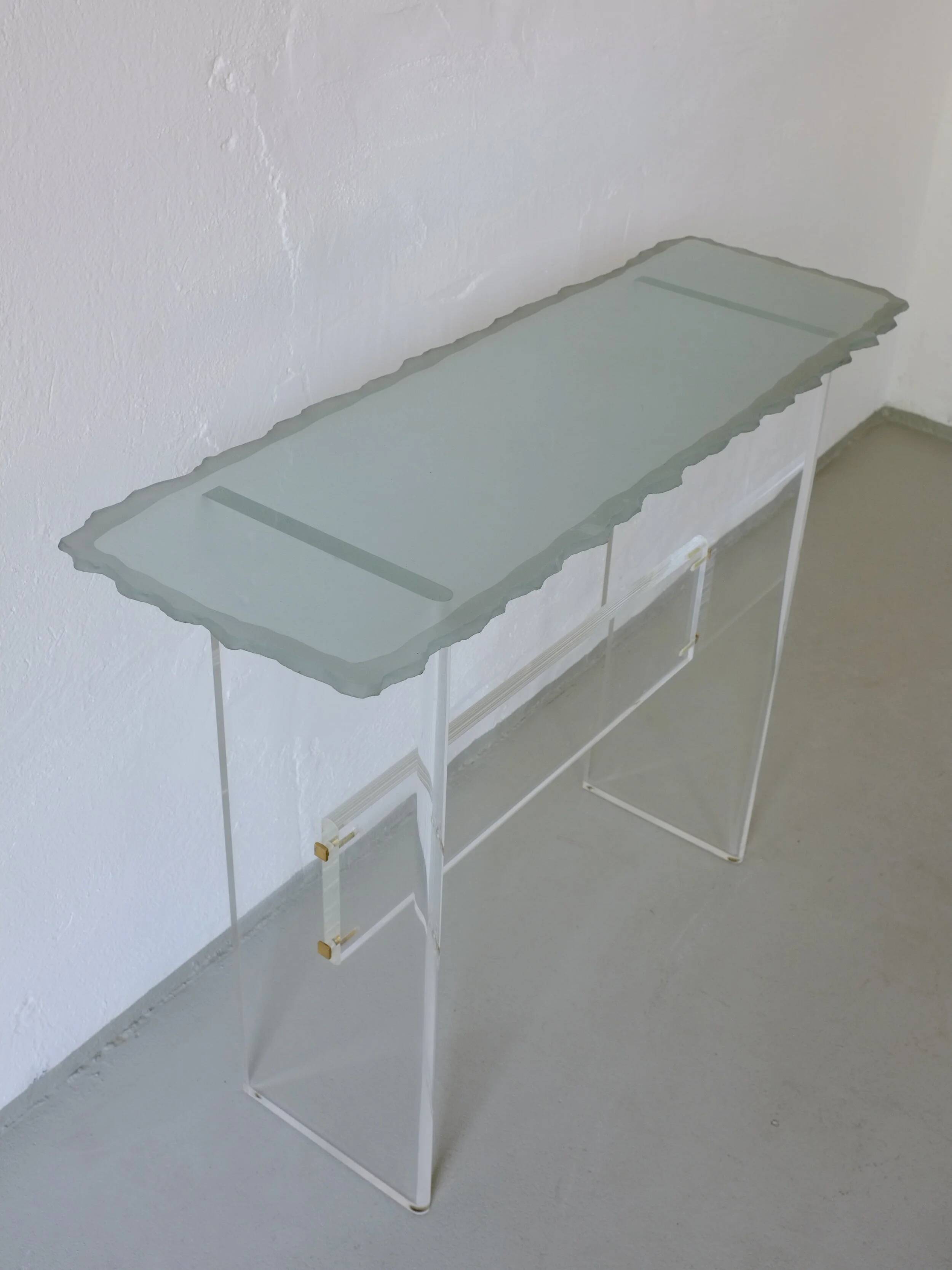 Console sculpturale en verre et lucite | Italie | Années 1980