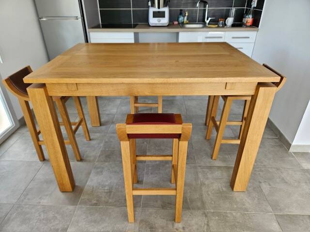 Table haute en bois massif extensible + 4 tabourets