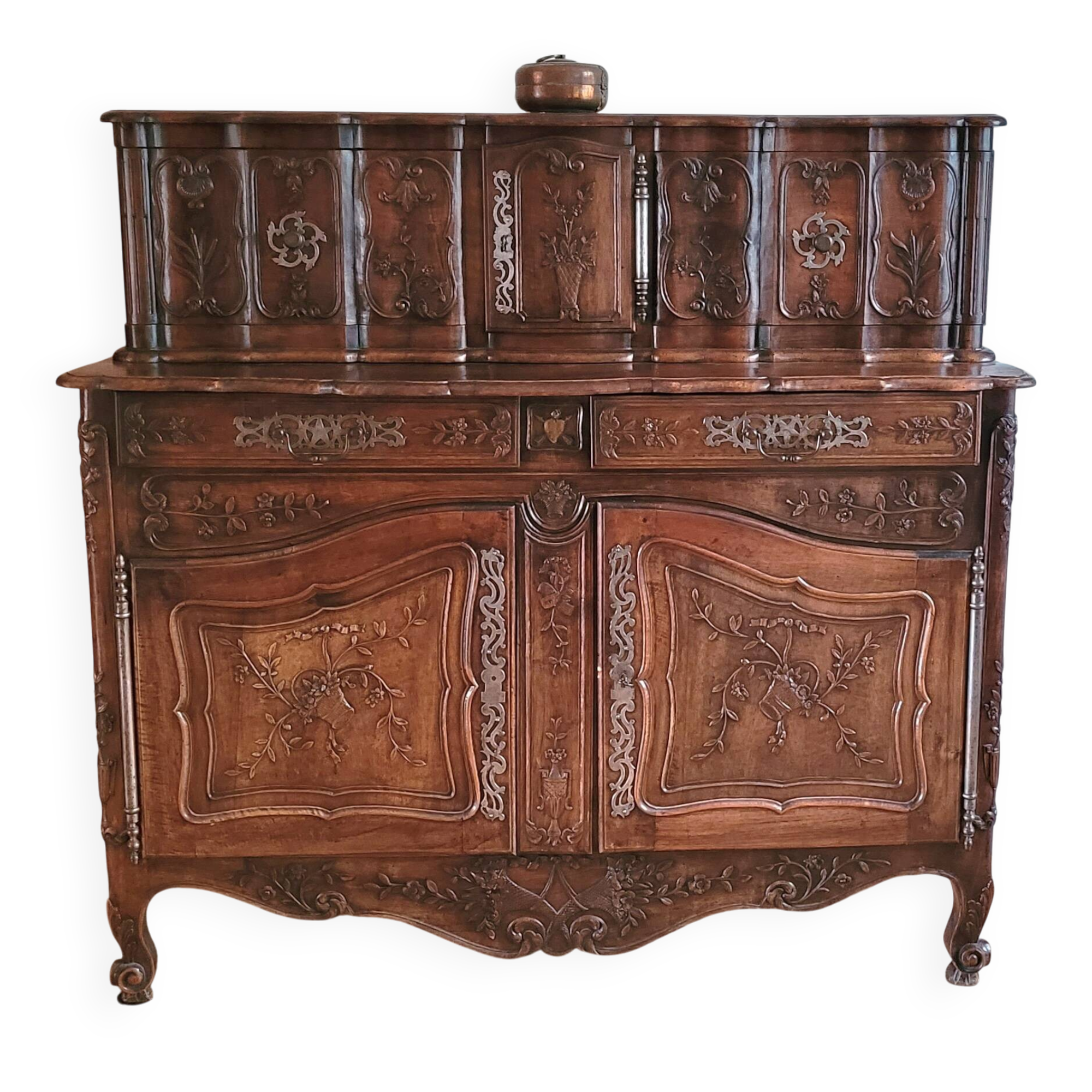 Provençal buffet with two bodies in solid walnut from the 18th century.