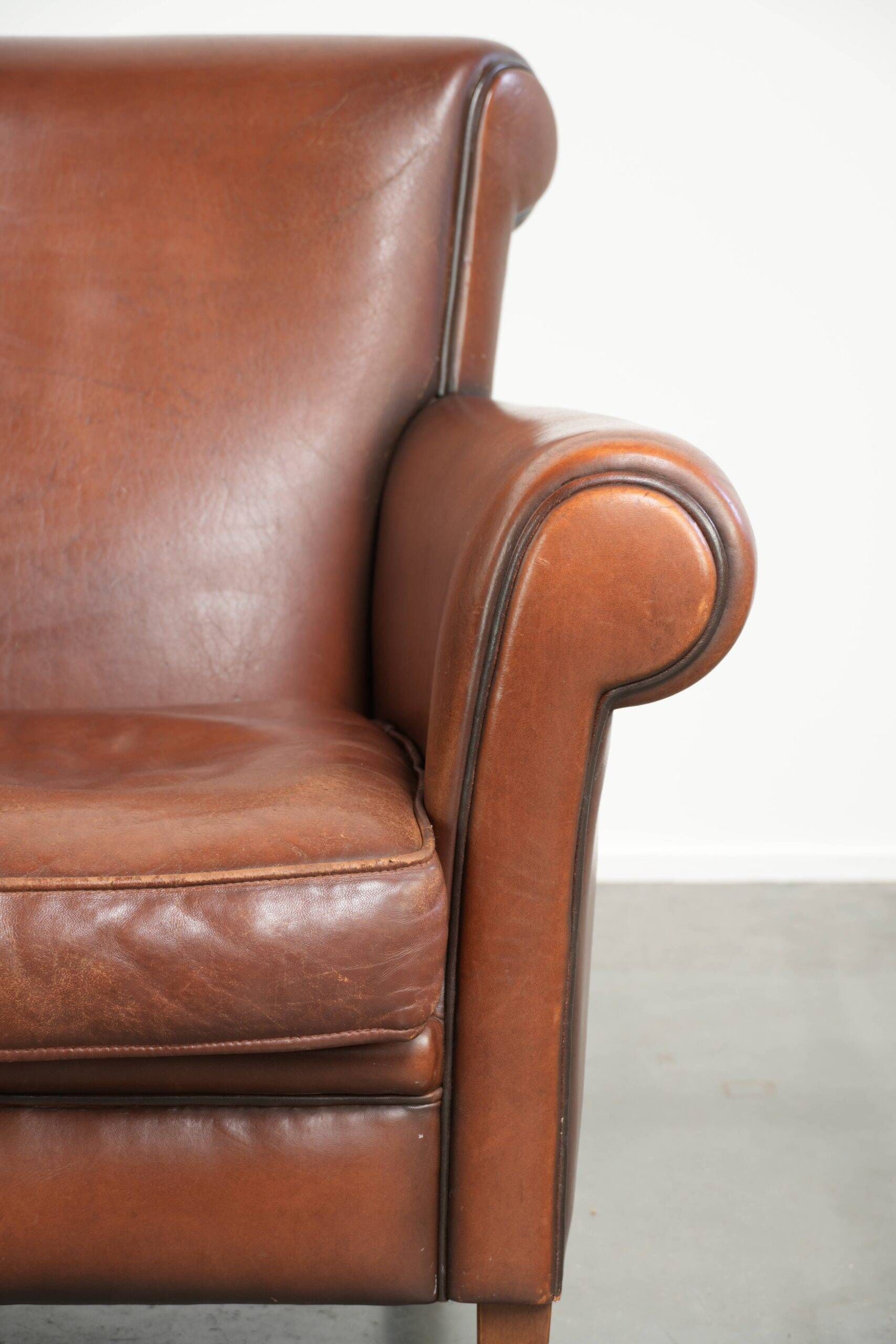 Timeless armchair made of sheepskin leather with a English look