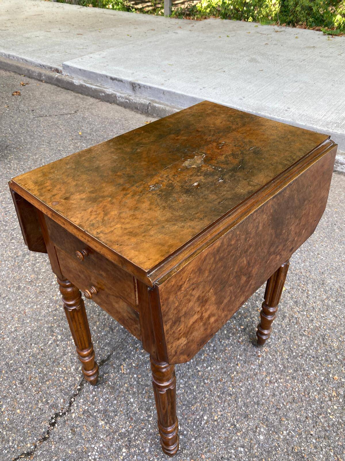 Victorian Pembroke table from the 19th century in walnut burr with drop-leaves.