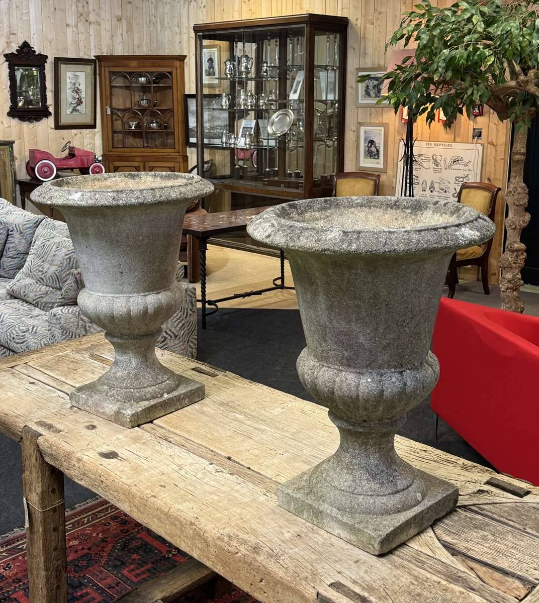 Pair of Médicis planters in reconstituted stone from the 1970s.