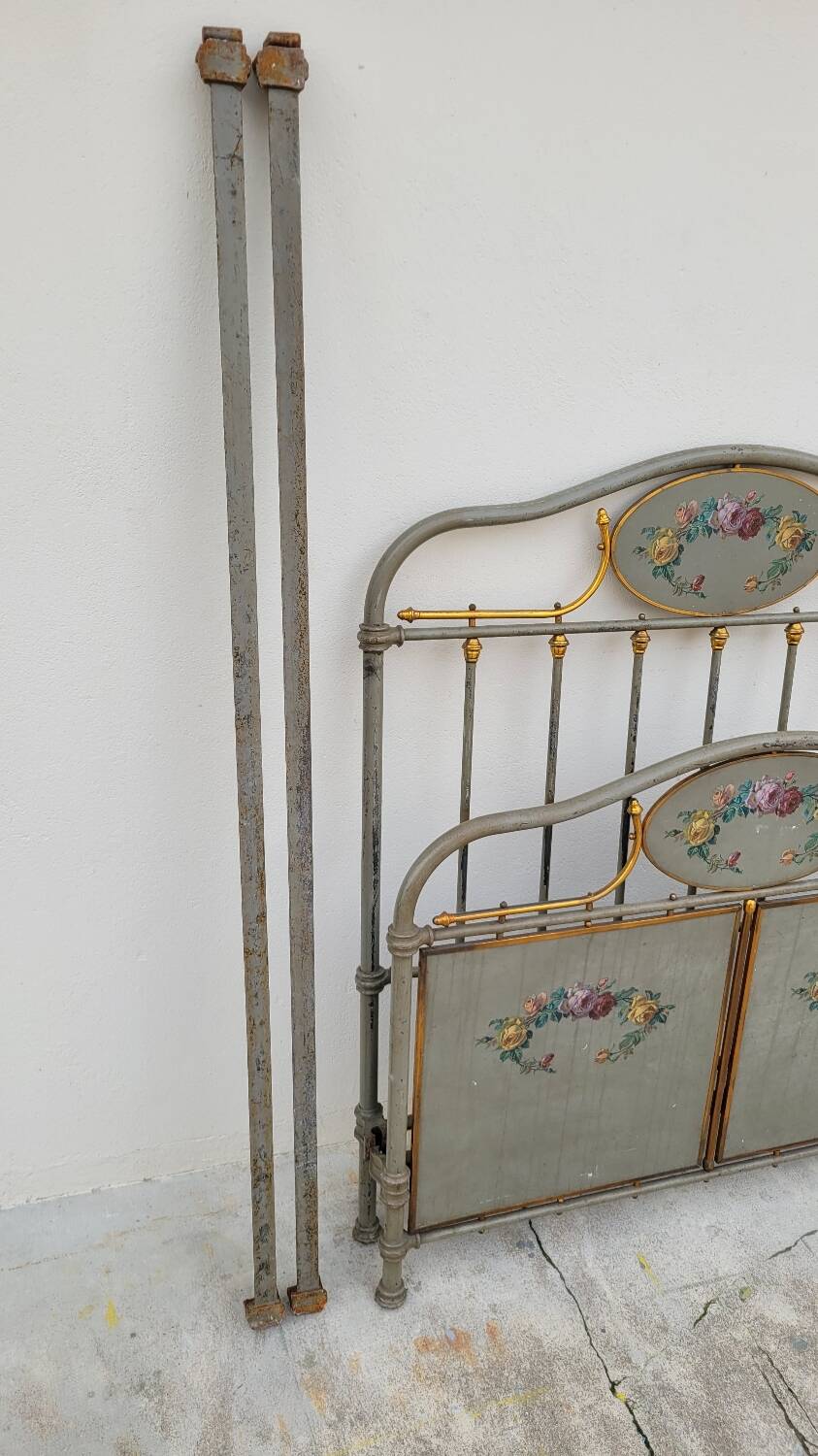 Cast iron bed decorated with flowers from the 19th century