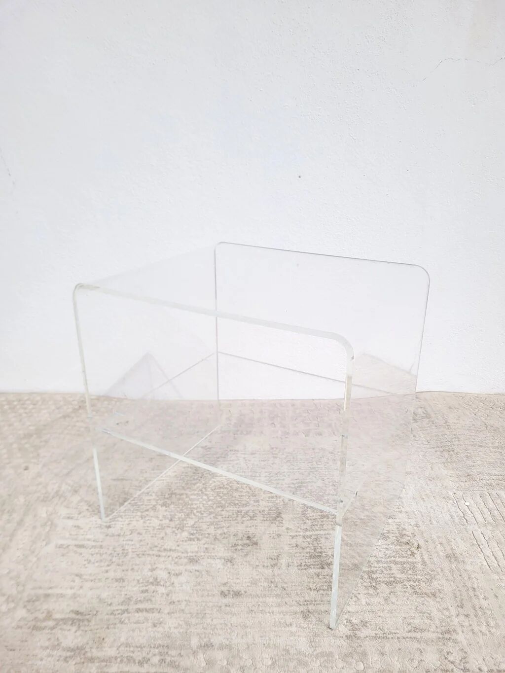 Vintage side table in transparent plexiglass from the 70s.