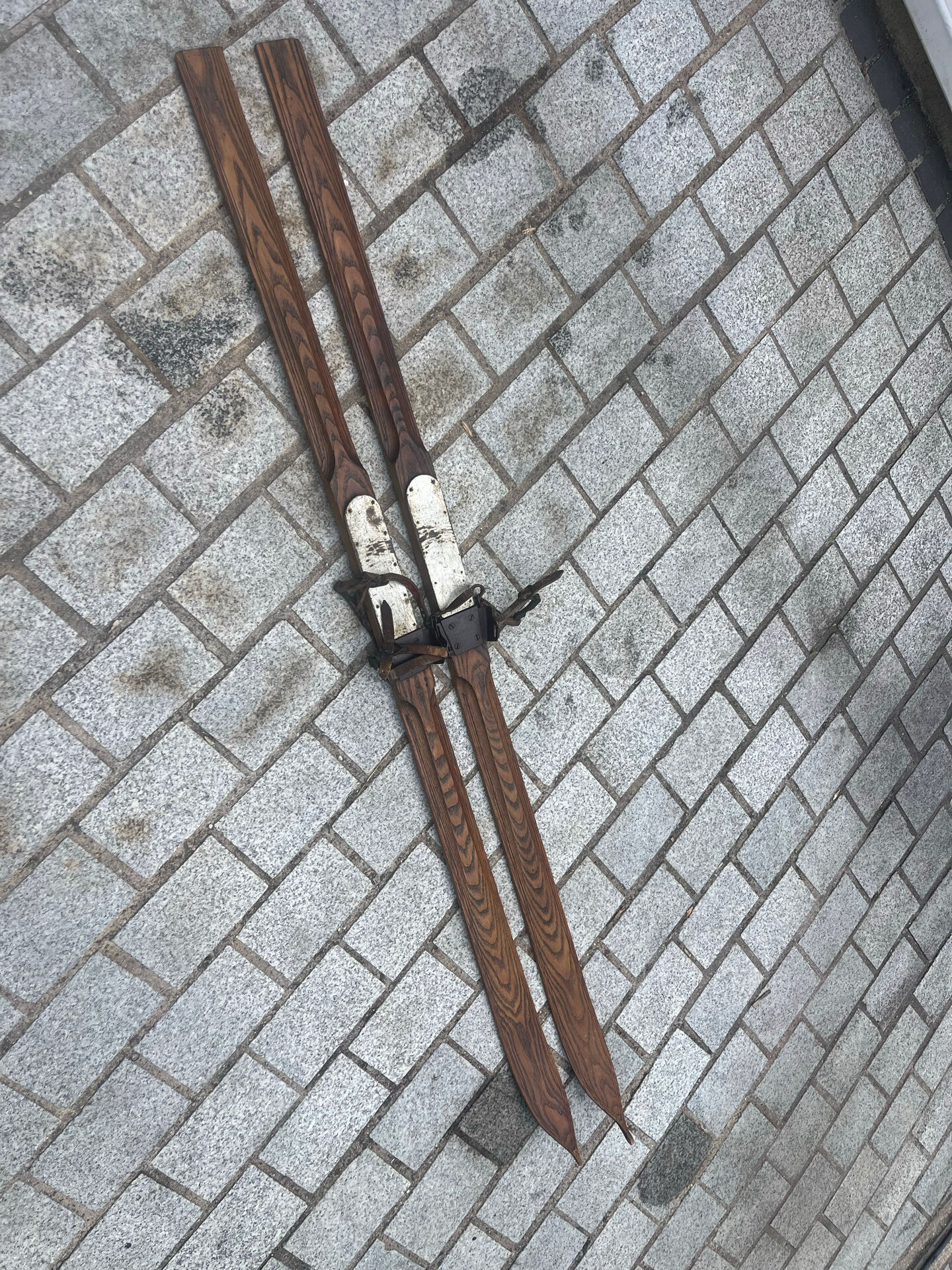 Pair of old skis L=196cm