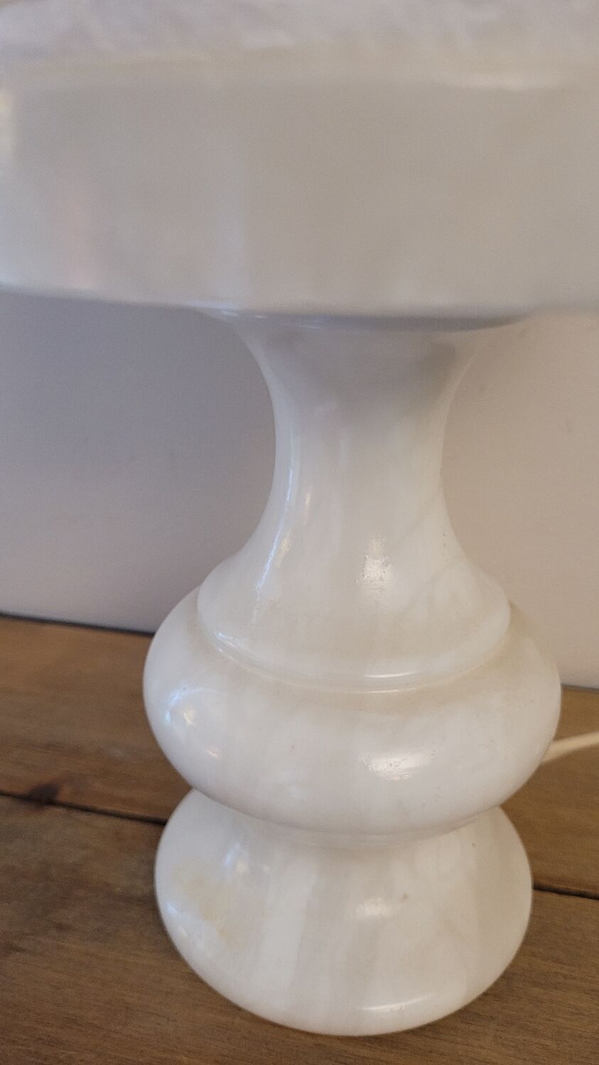 Lamp in veined white marble