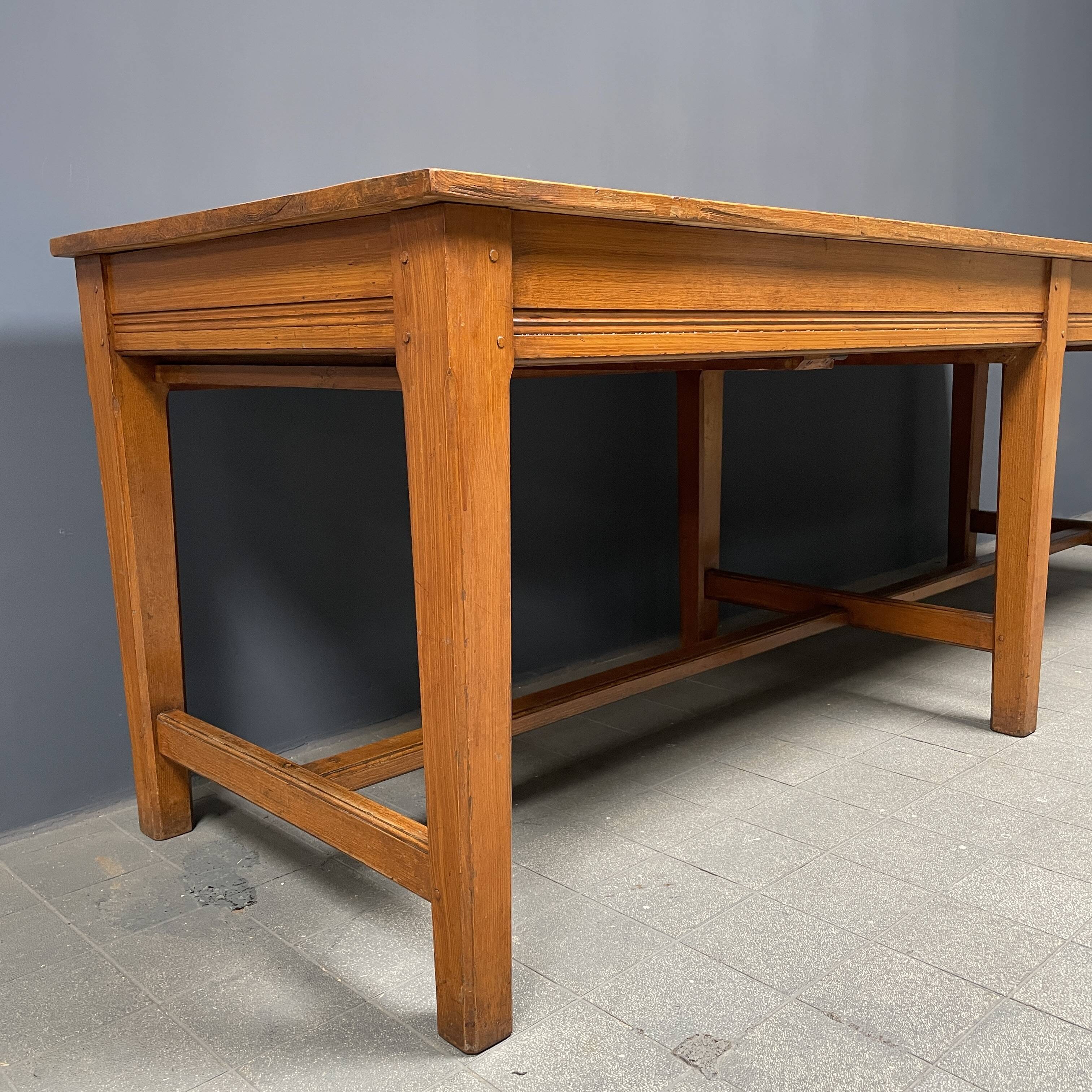 Grande table à draperie en bois antique